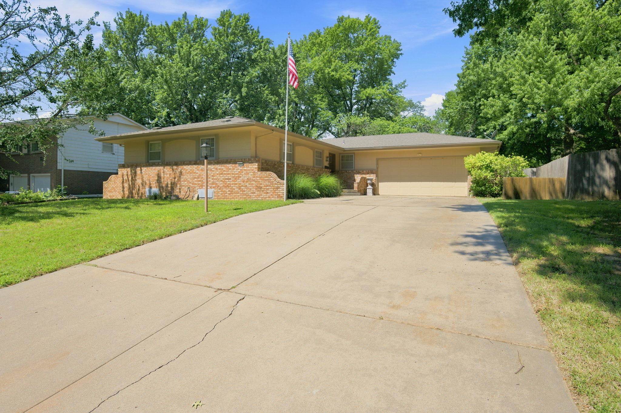 605 N Willow Dr Property Photo 1