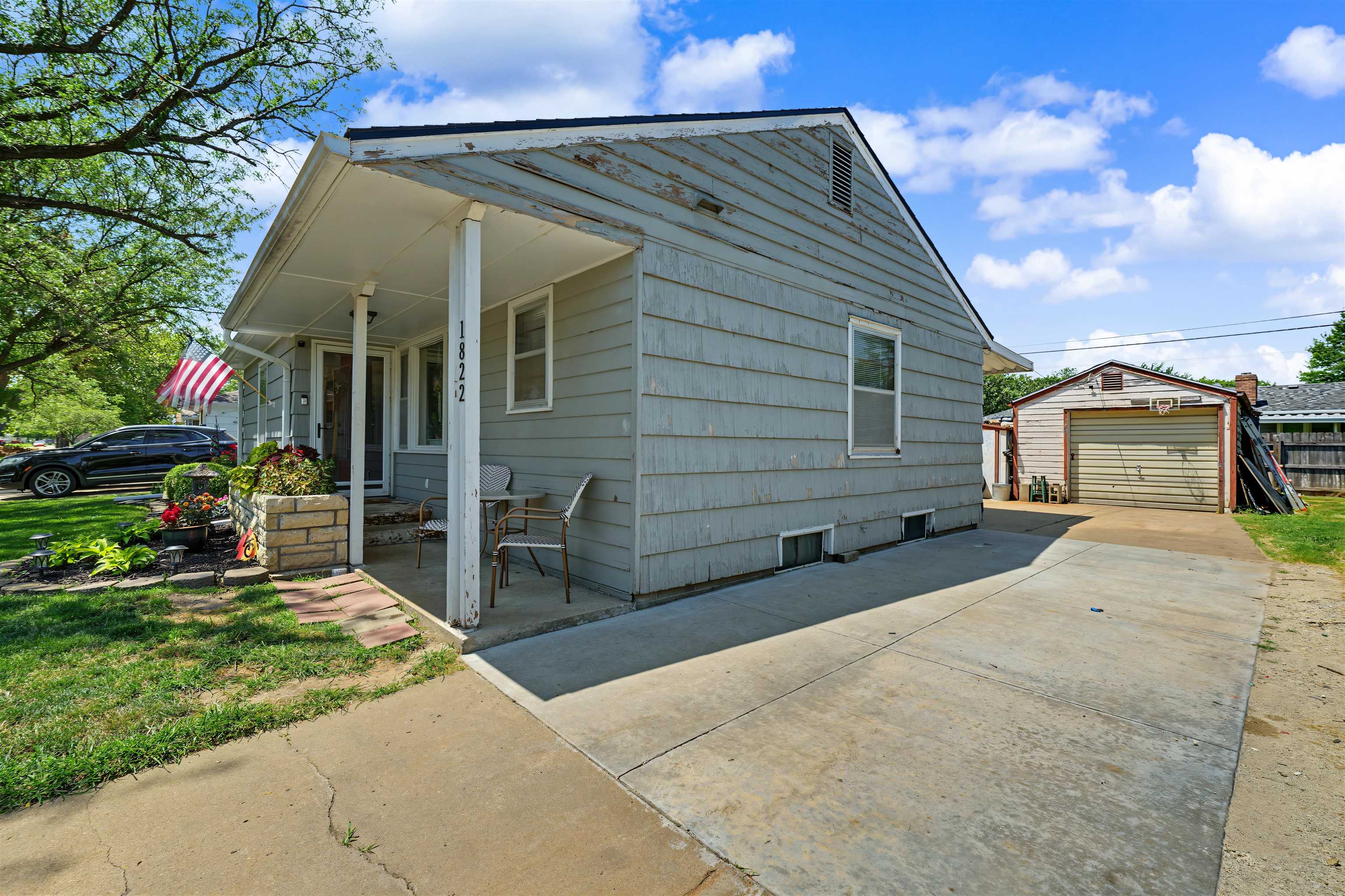 1822 Larson St Property Photo 3