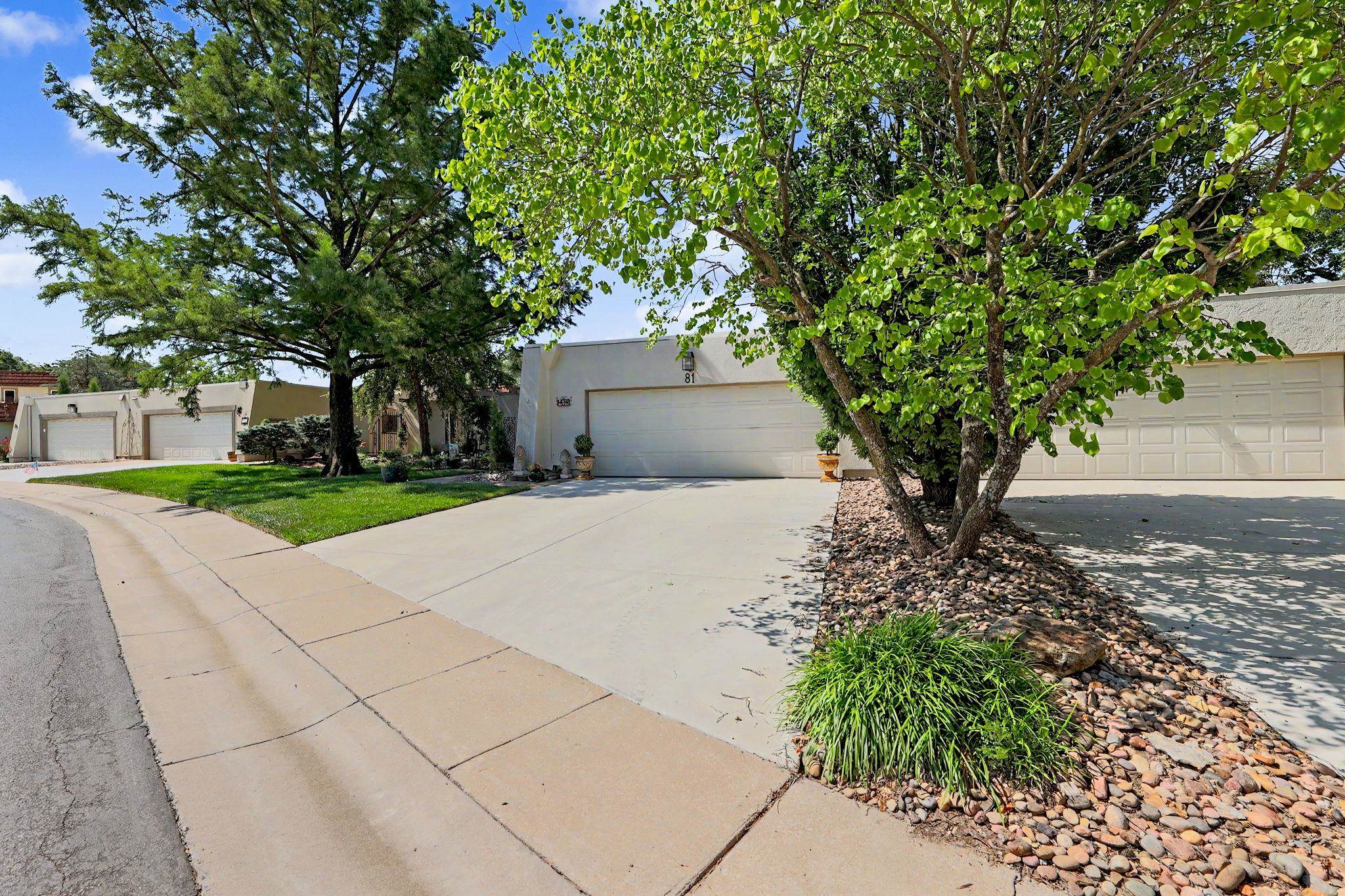 81 E Via Verde St Property Photo 3