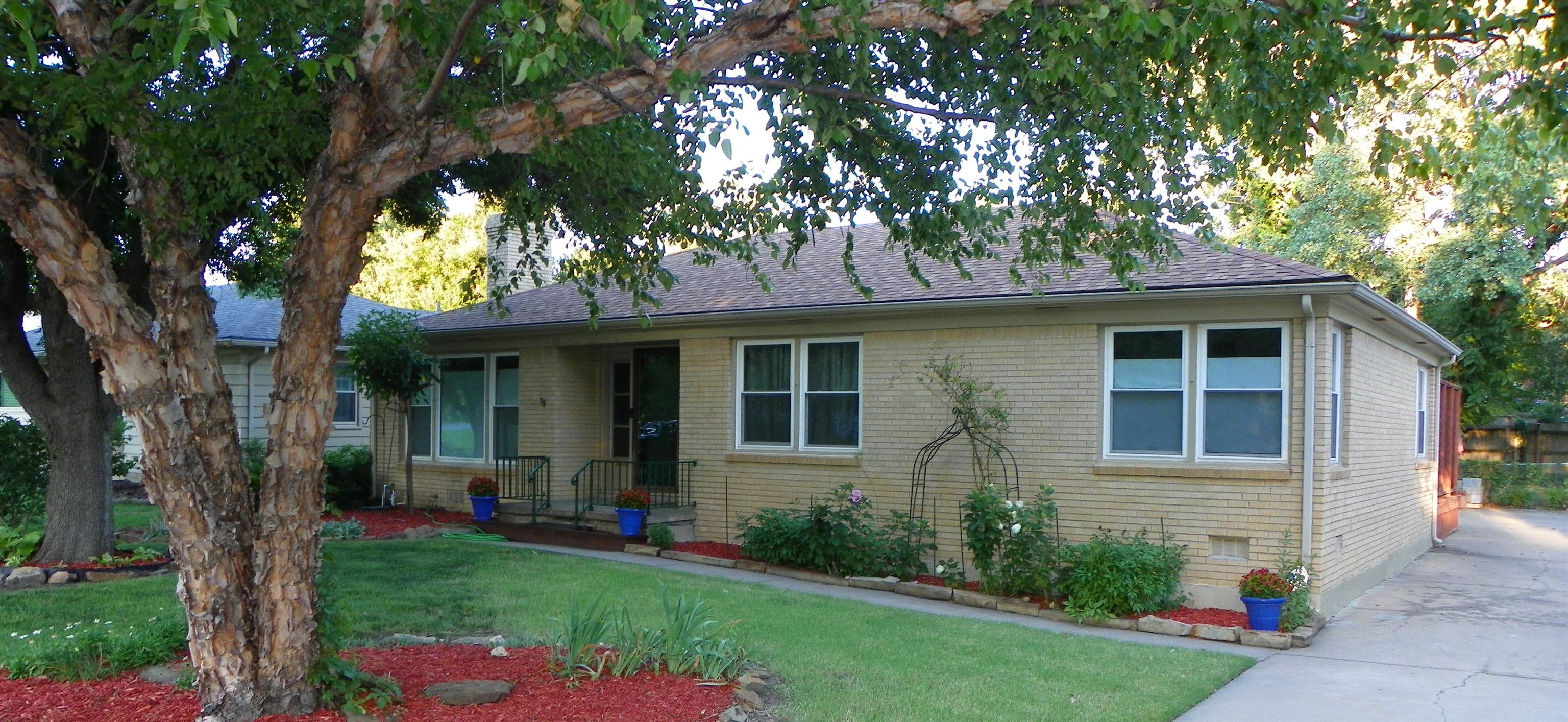 214 N Brookside Parkway Property Photo 1