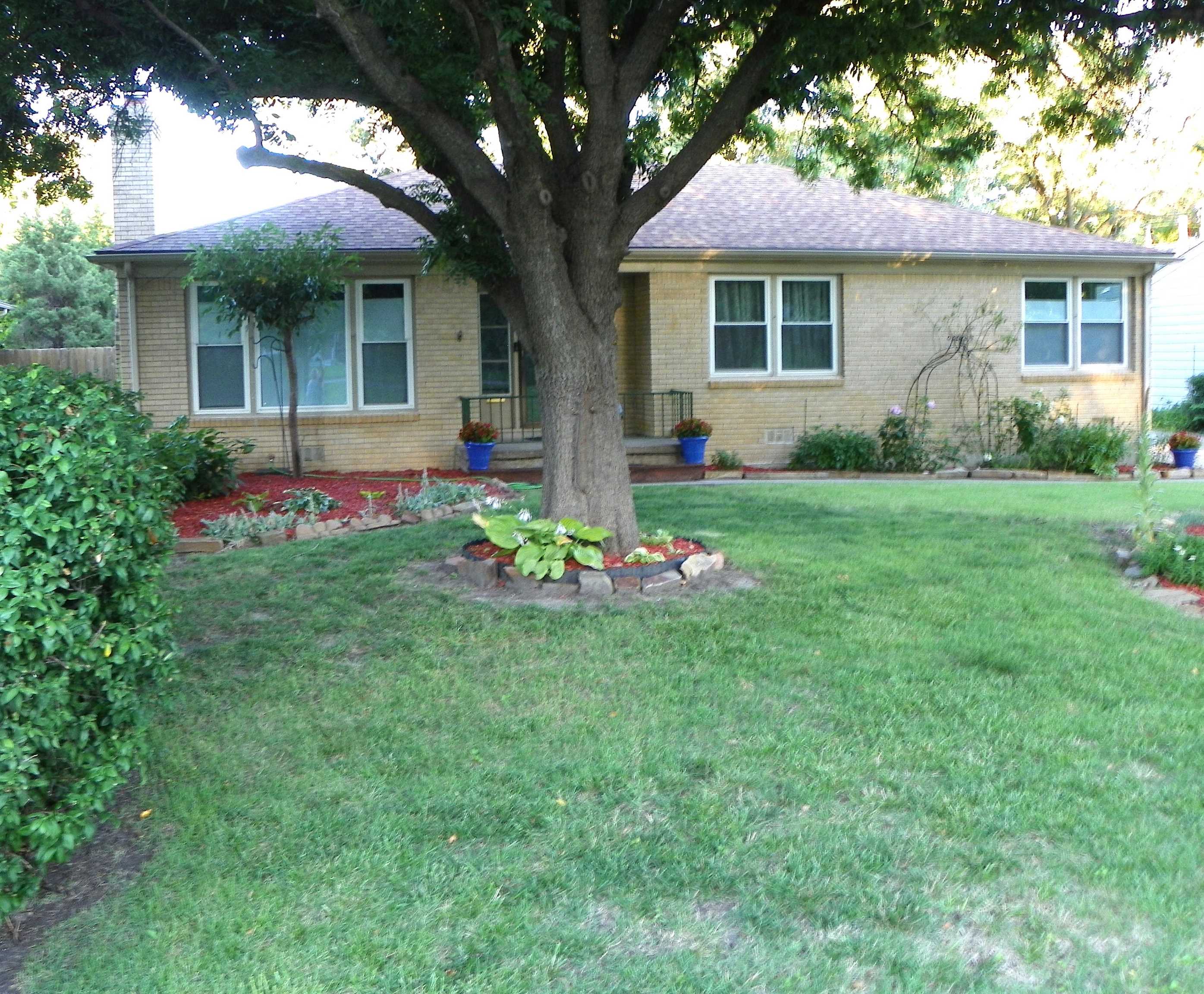 214 N Brookside Parkway Property Photo 2