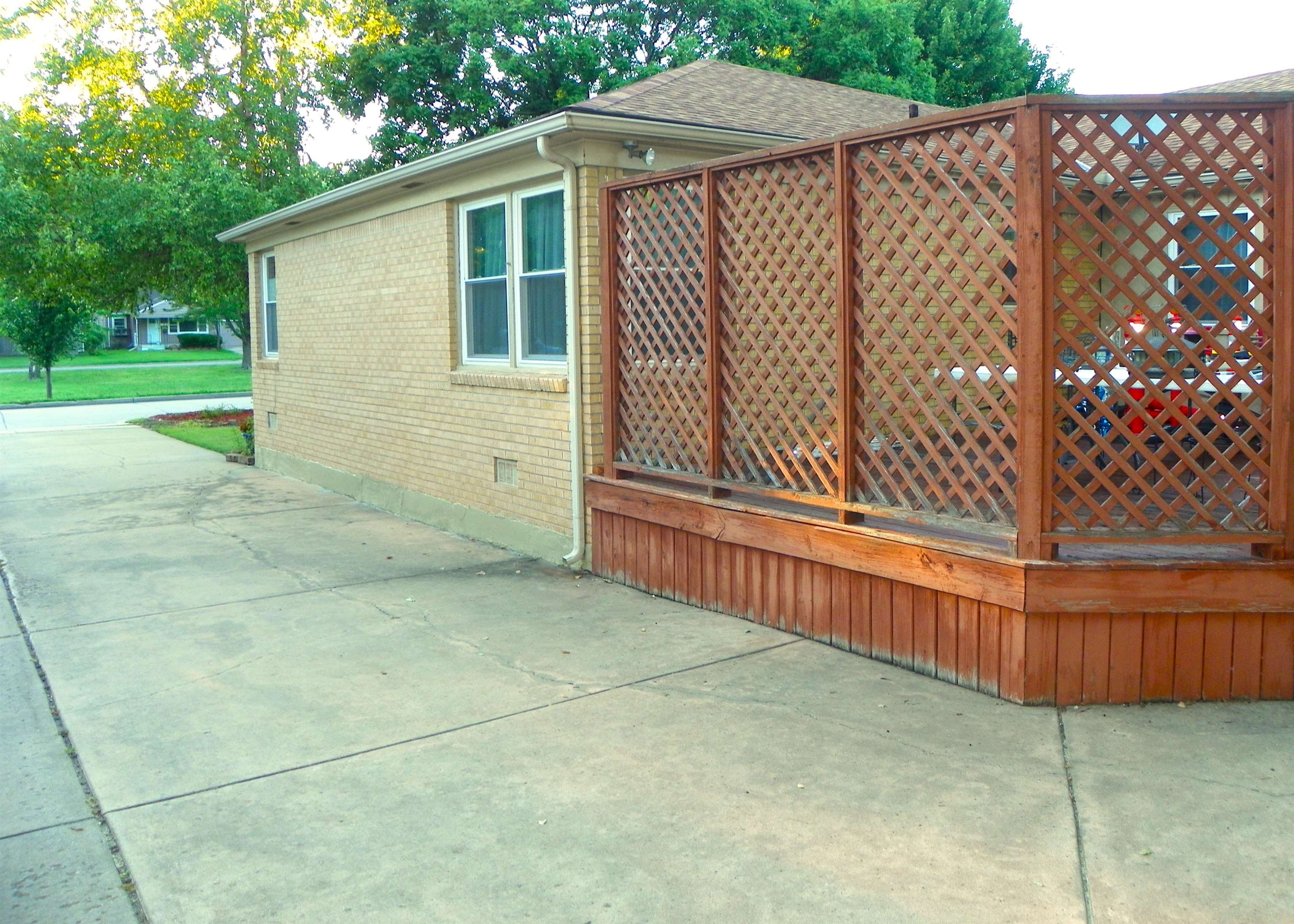 214 N Brookside Parkway Property Photo 4