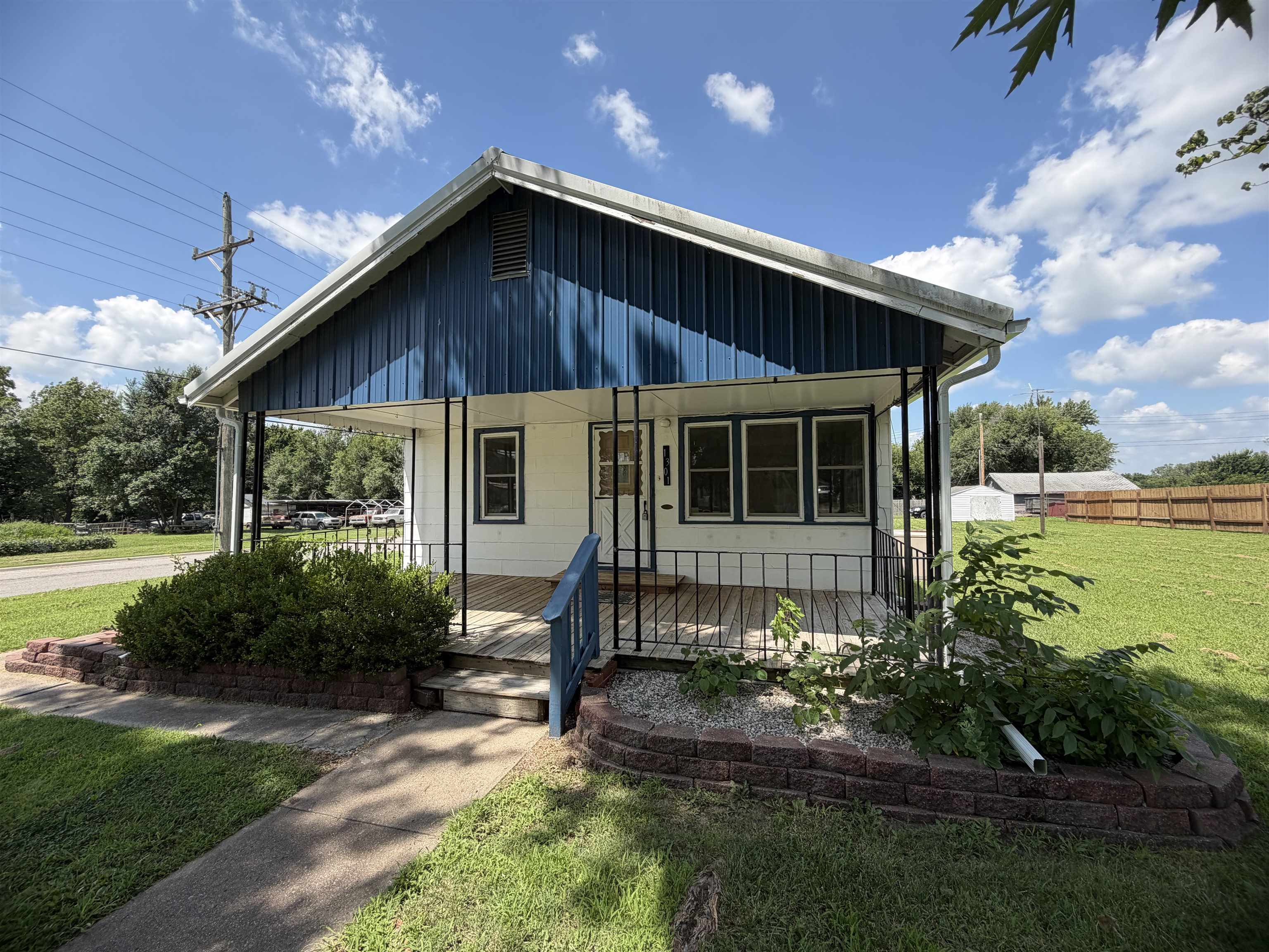 1301 N Main St Property Photo 1