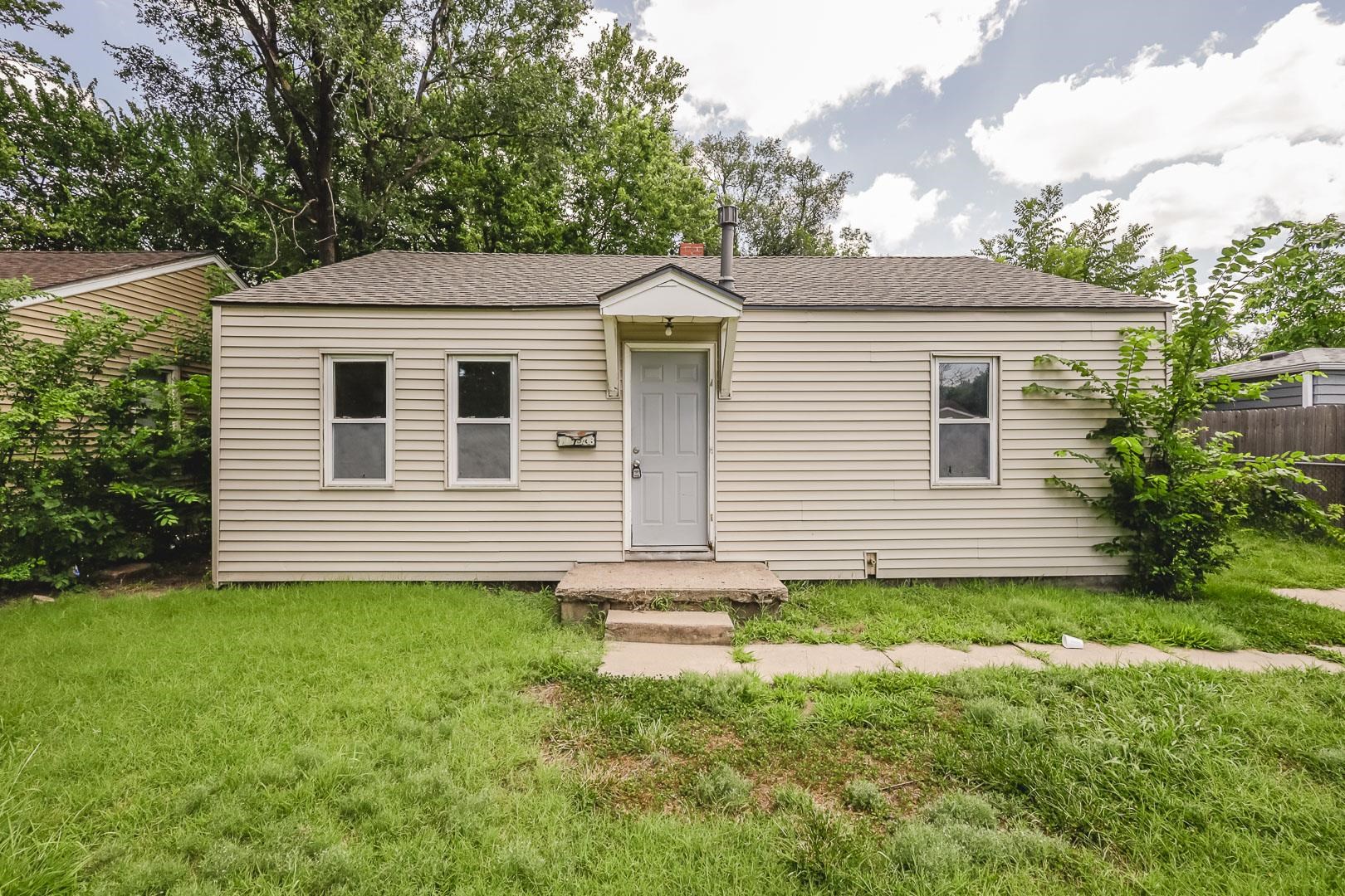 1738 N Poplar Property Photo 1