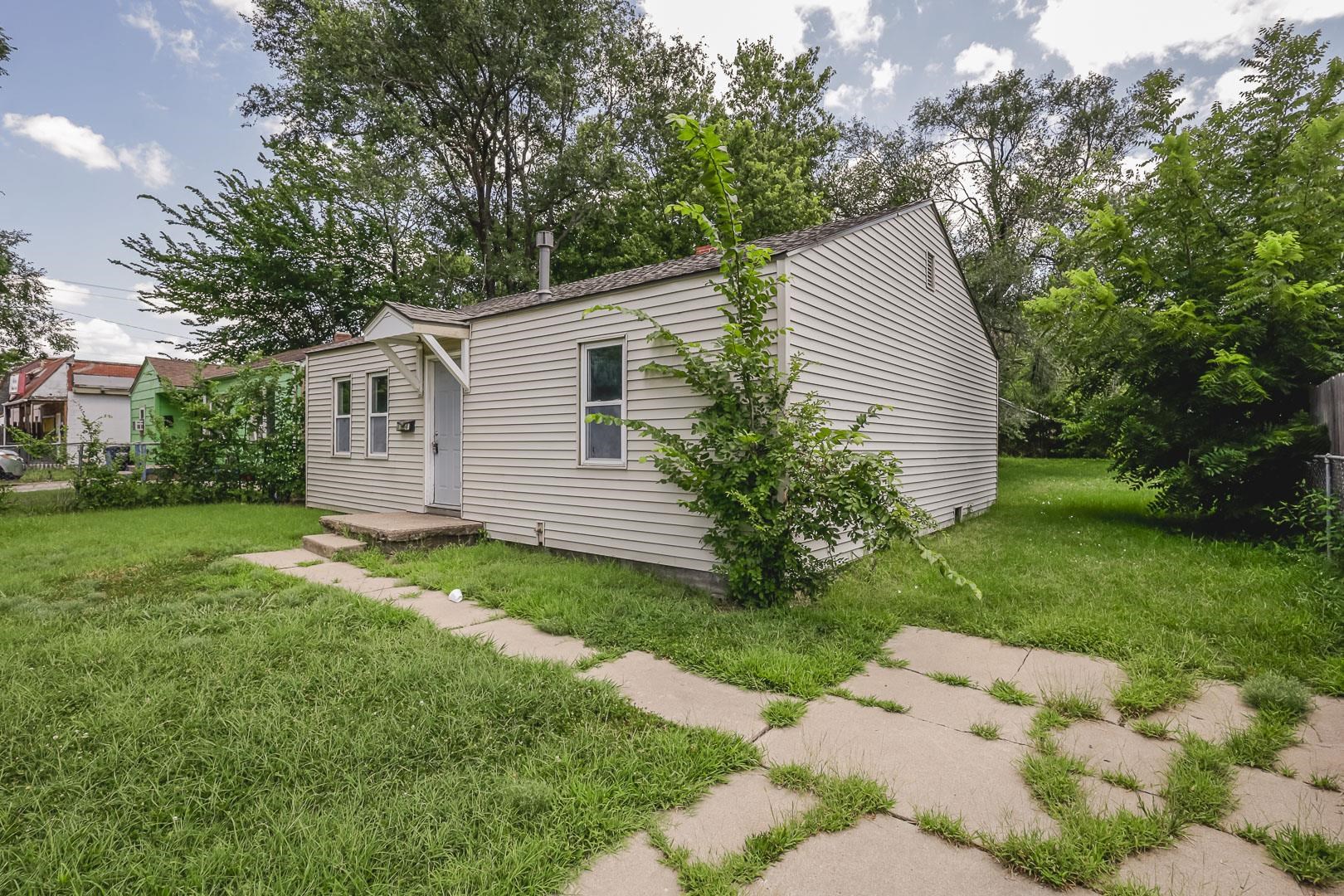 1738 N Poplar Property Photo 3