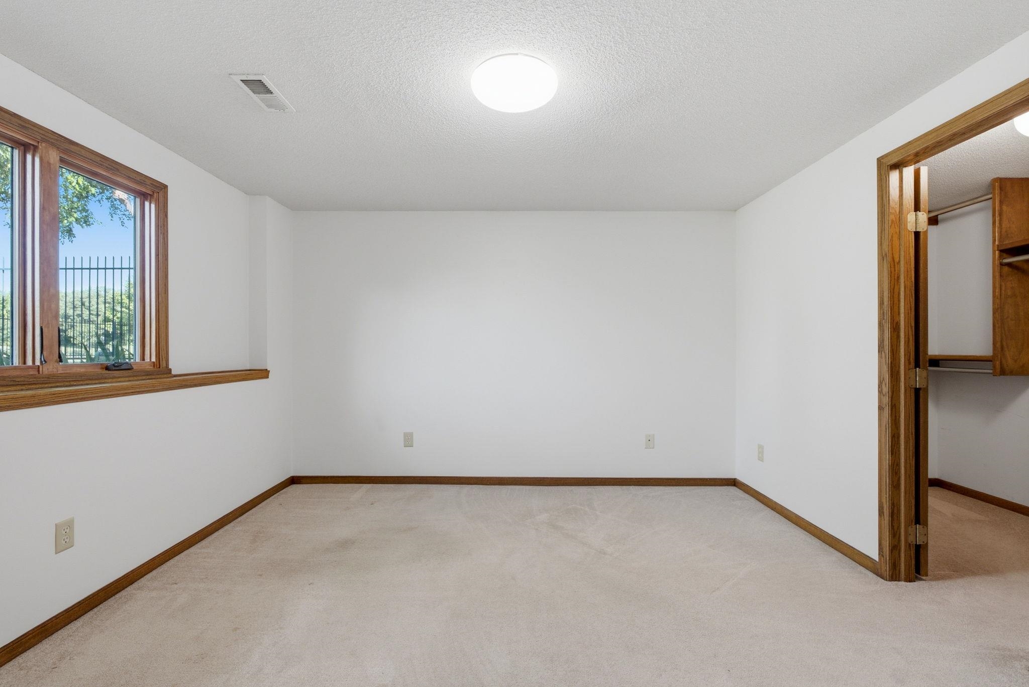 1335 S Threewood St Property Photo 22