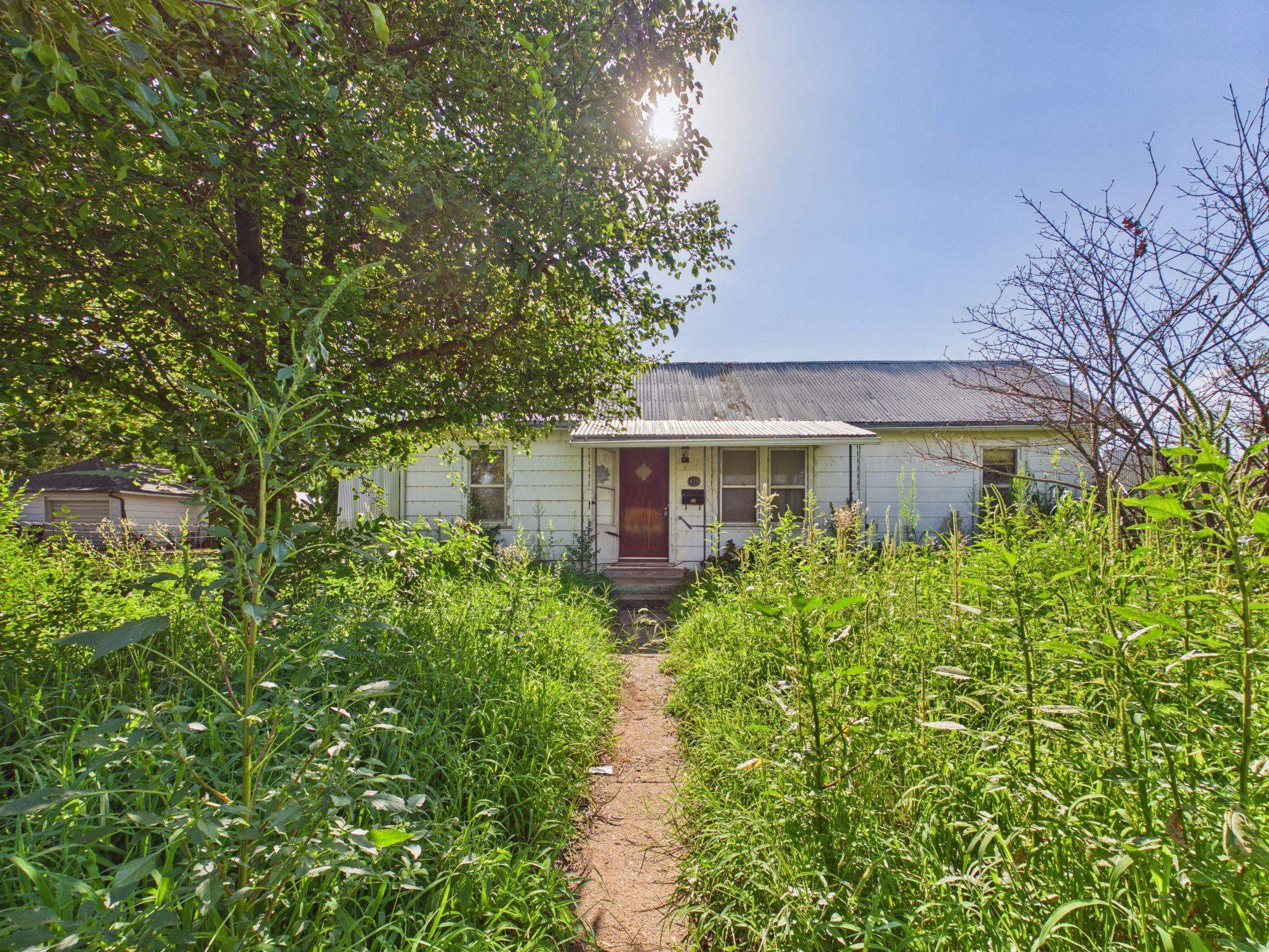 425 S Kansas Ave Property Photo 1