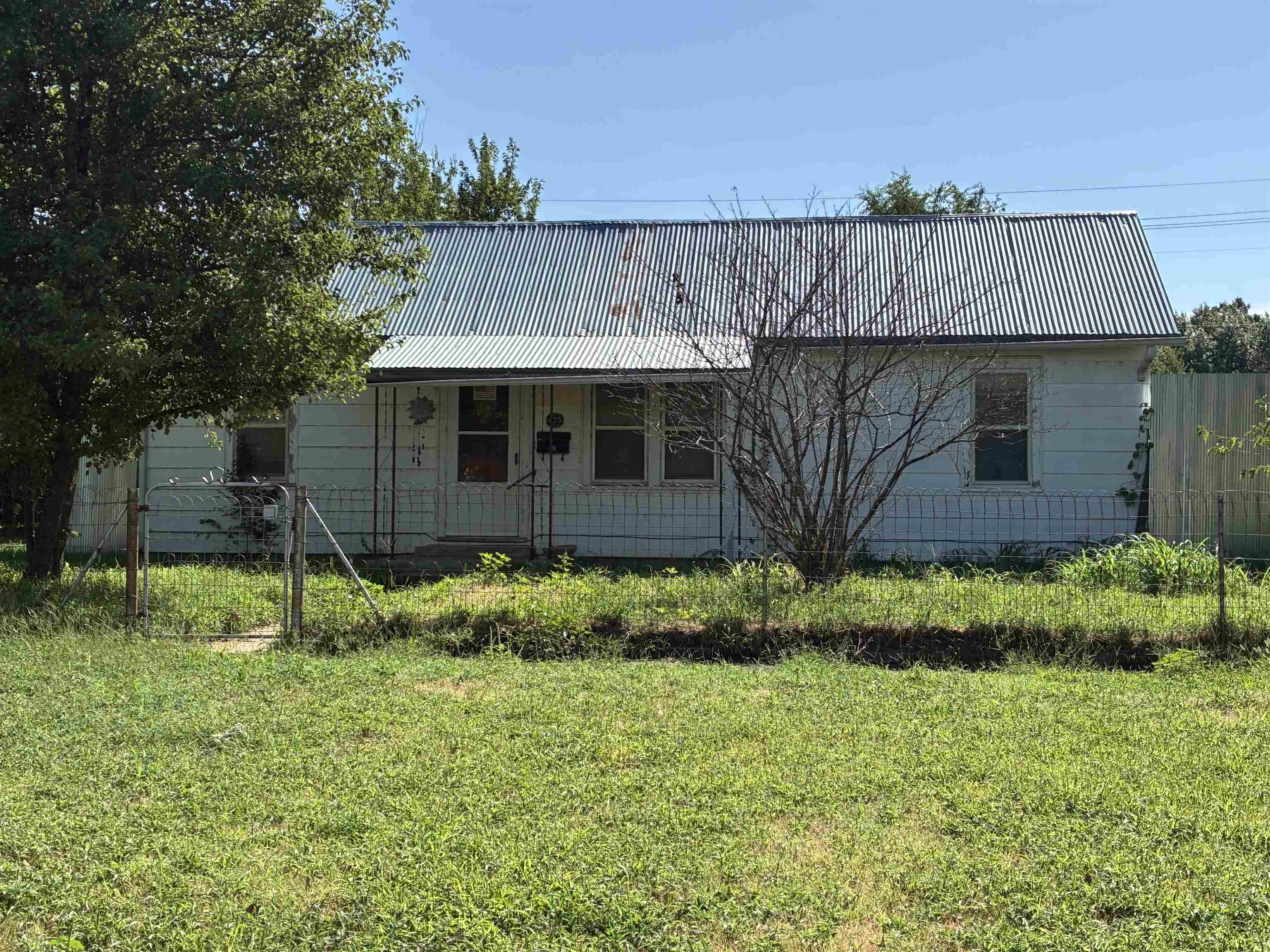 425 S Kansas Ave Property Photo 1