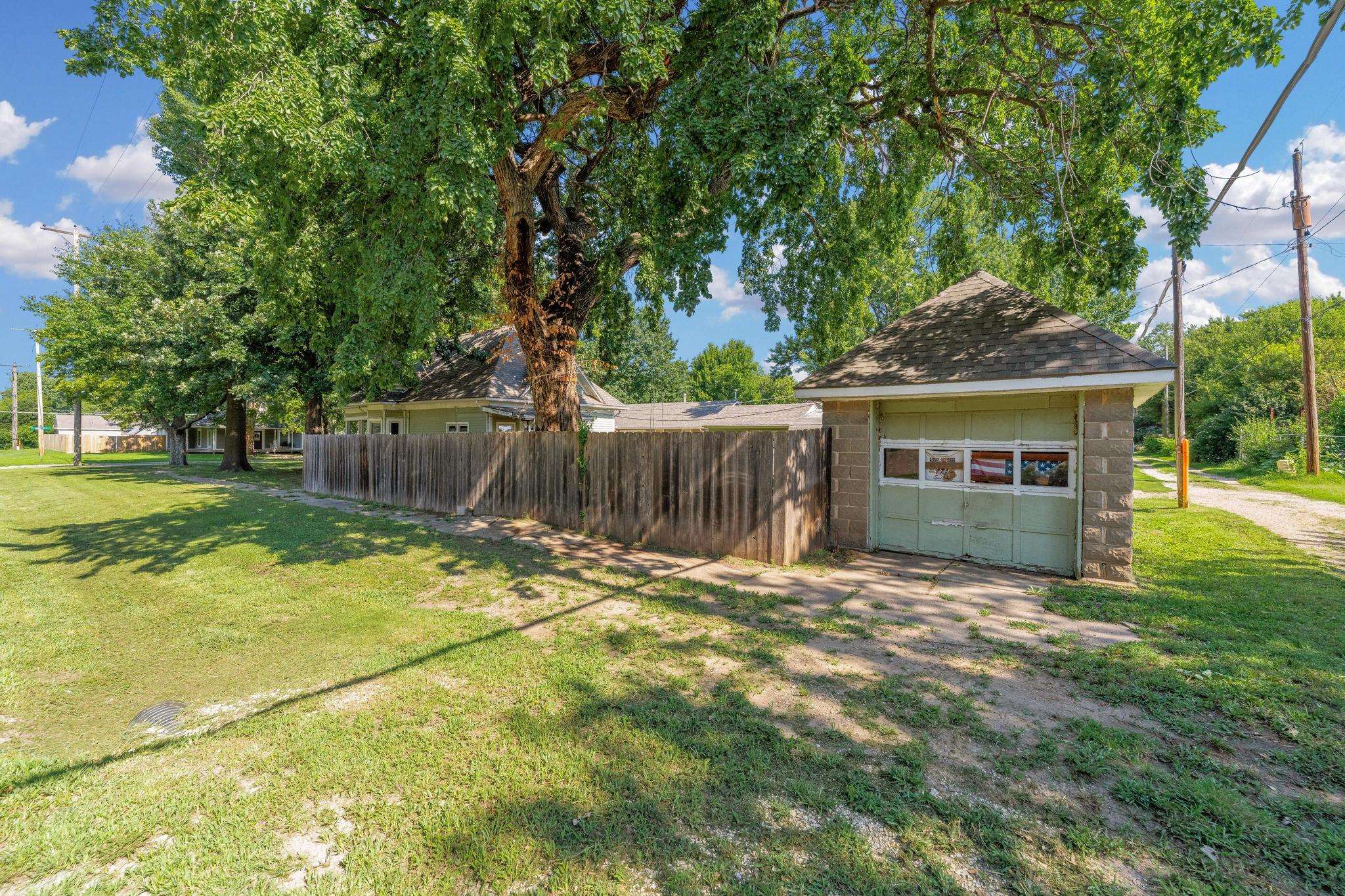 802 N Linden St Property Photo 33