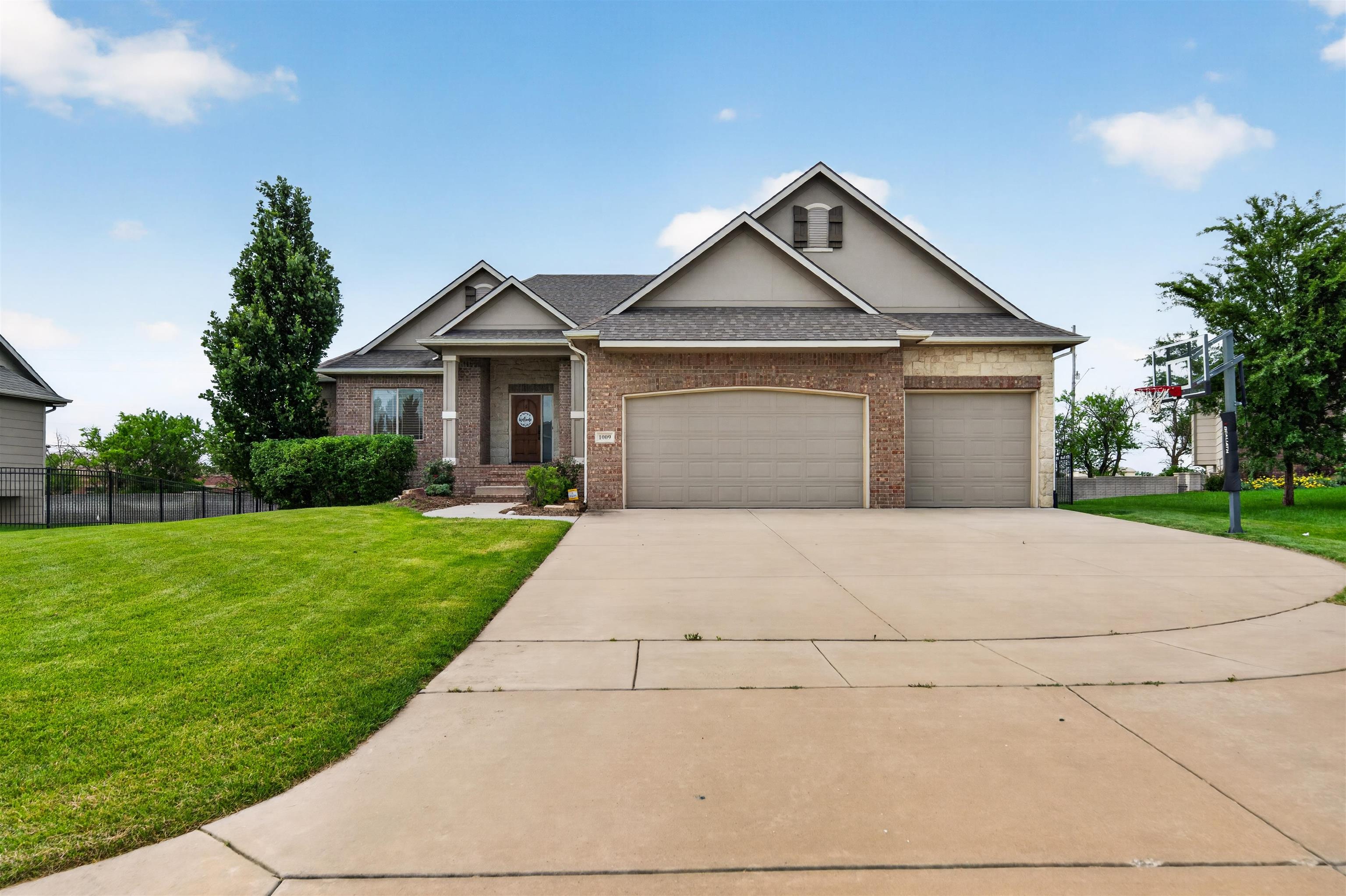 1009 E Rosemont Property Photo 1