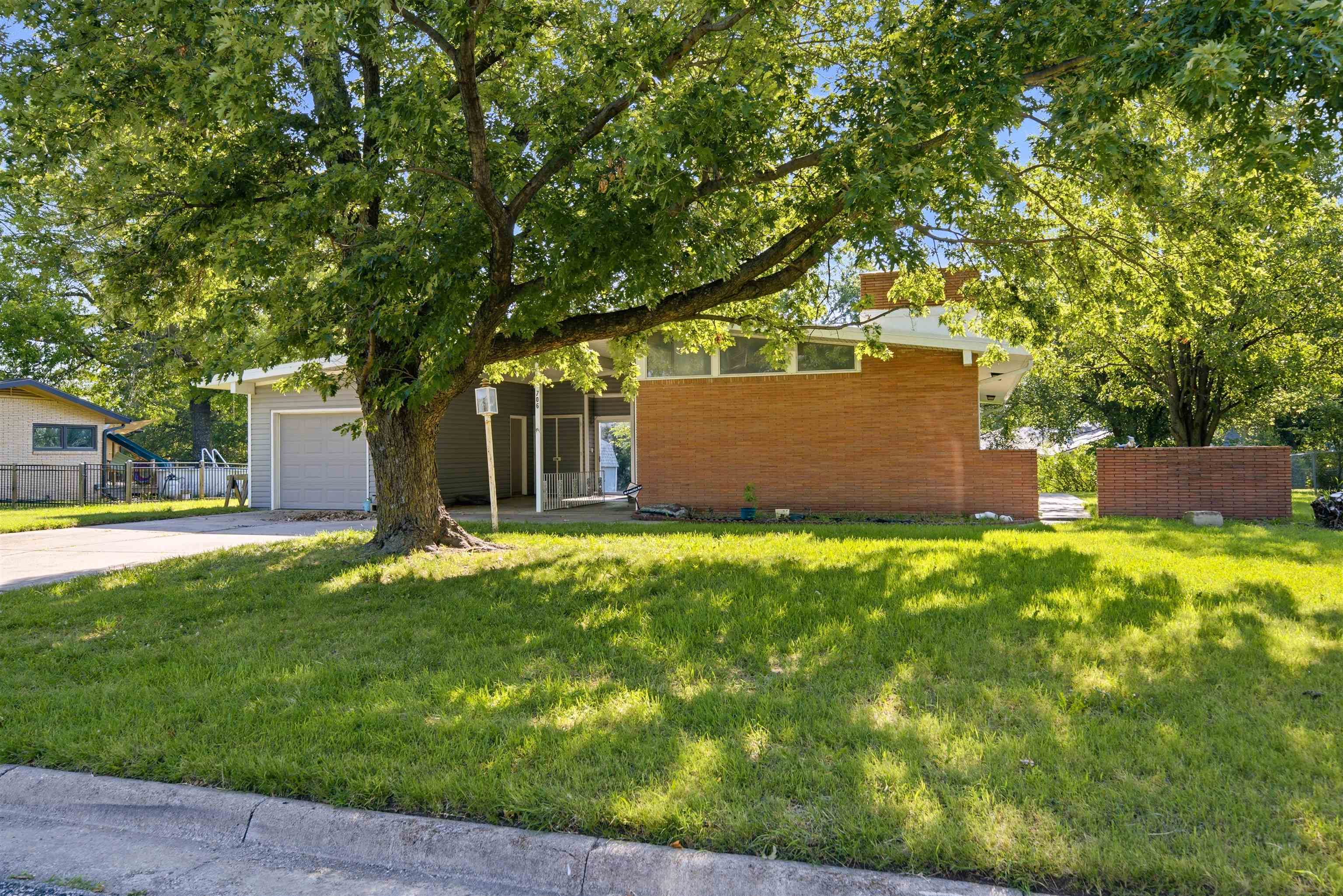 706 S Freeborn Property Photo 2