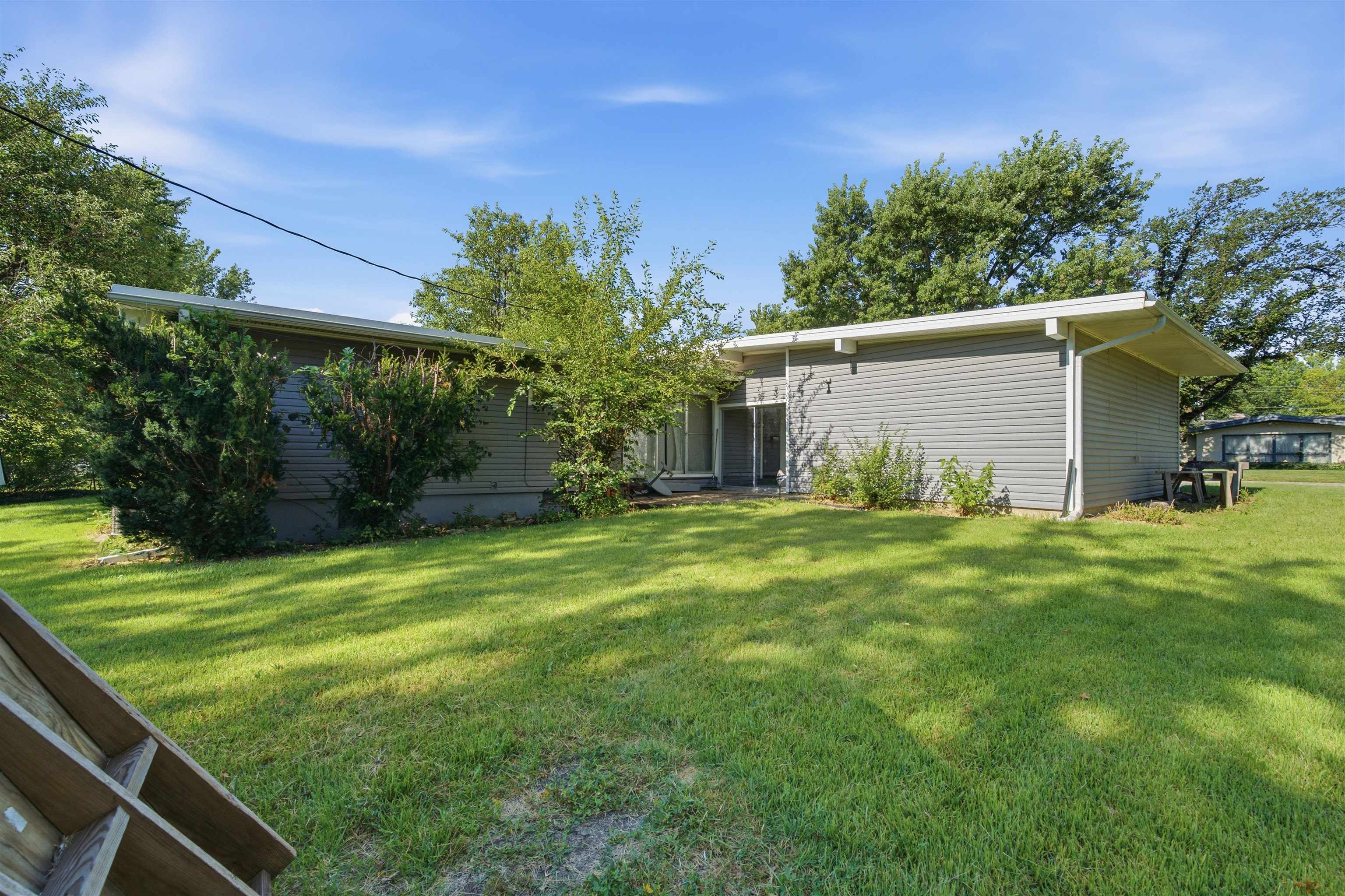 706 S Freeborn Property Photo 5