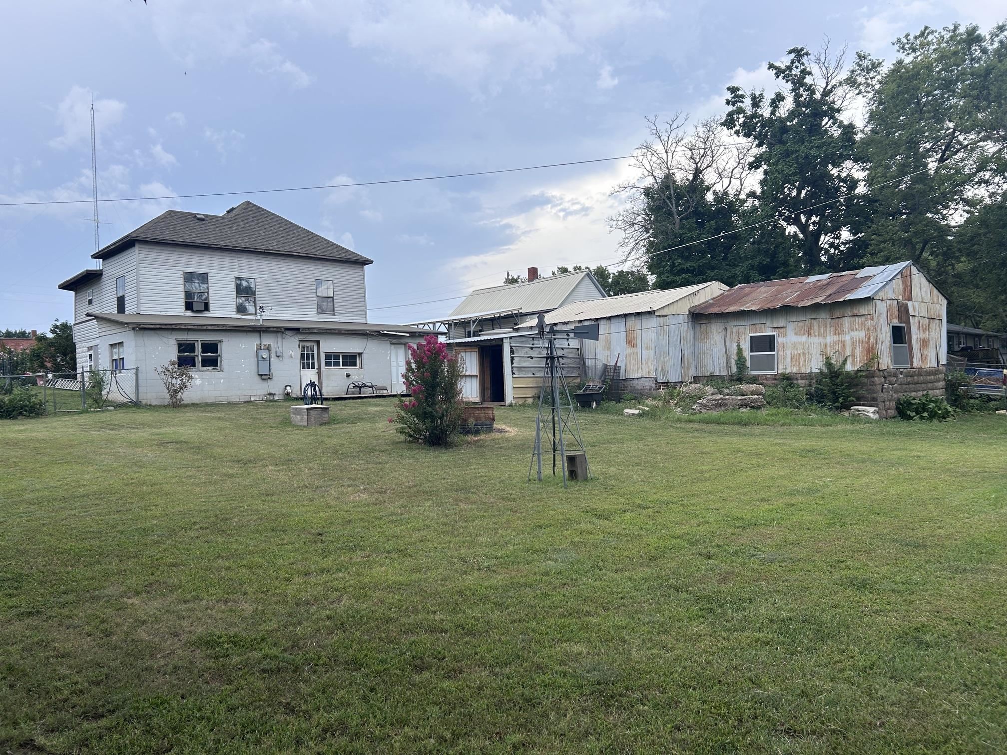 107 N Olive St Property Photo 3