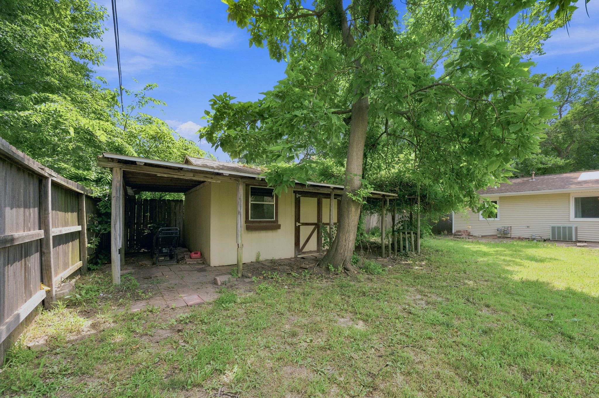 910 N Country Acres Ave Property Photo 27