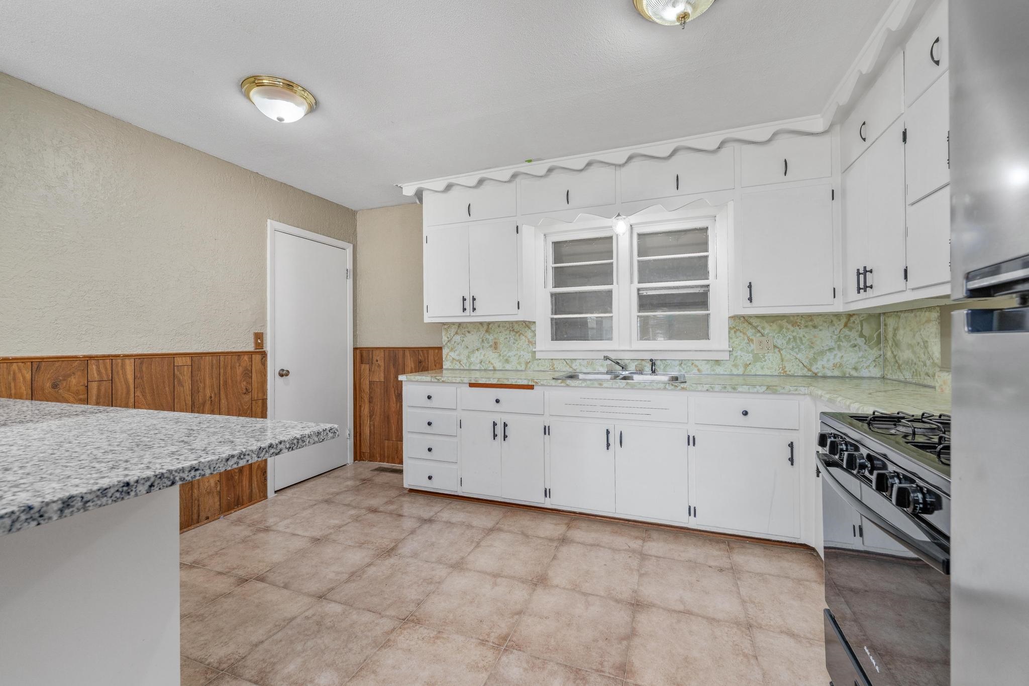 2357 S Walnut St Property Photo 11