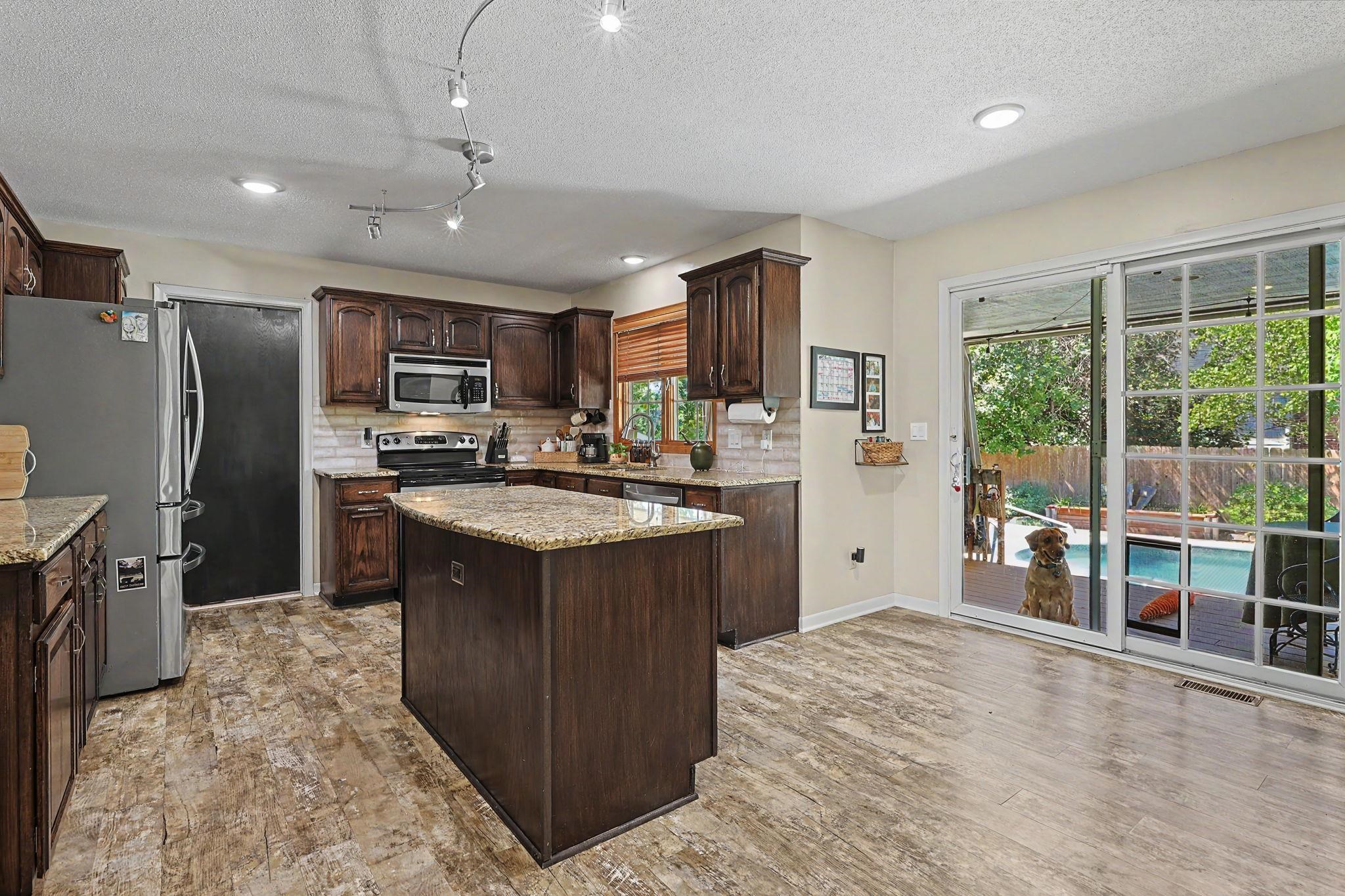 525 Stone Creek Dr Property Photo 8