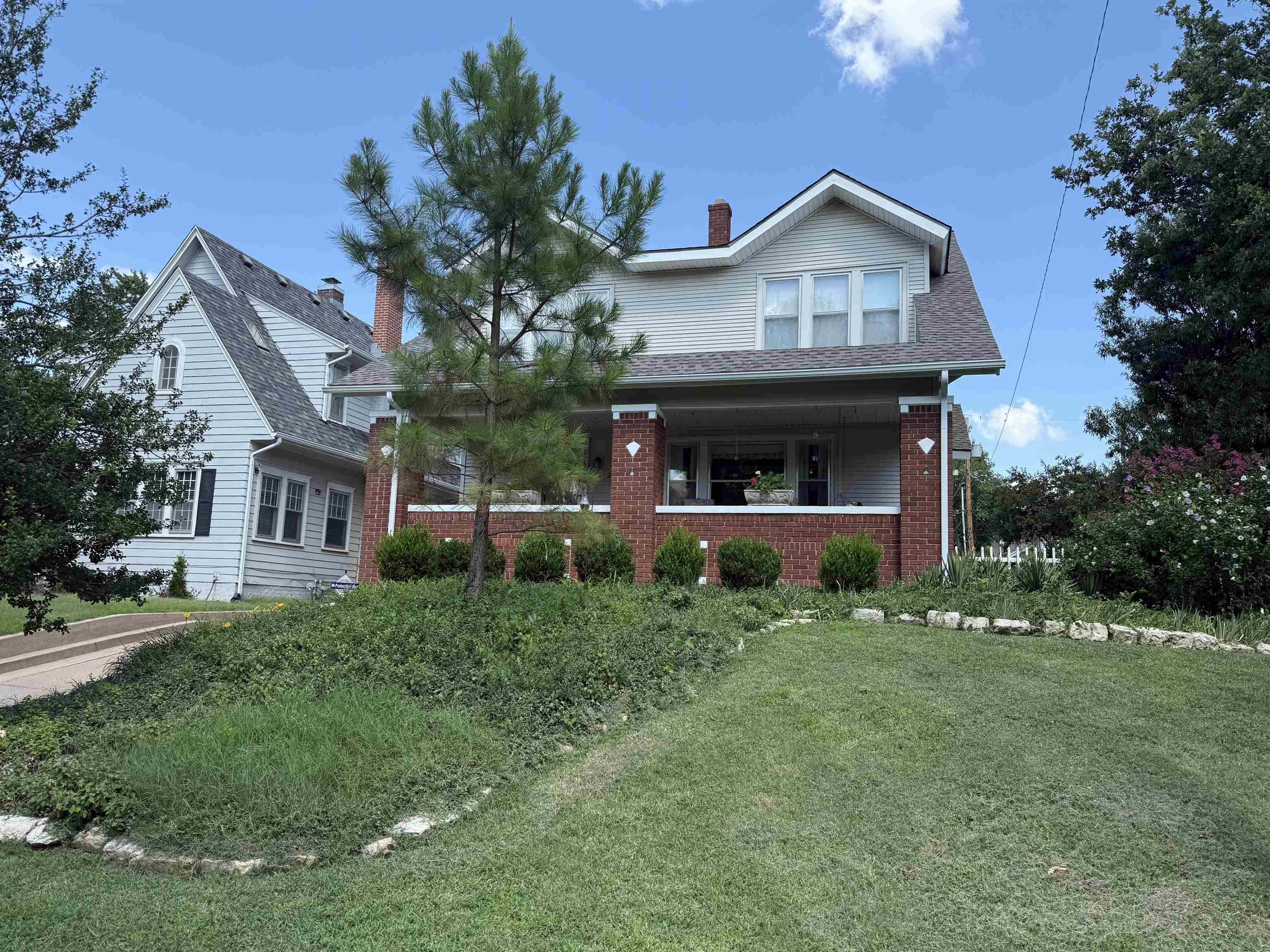 426 S Yale Property Photo 1
