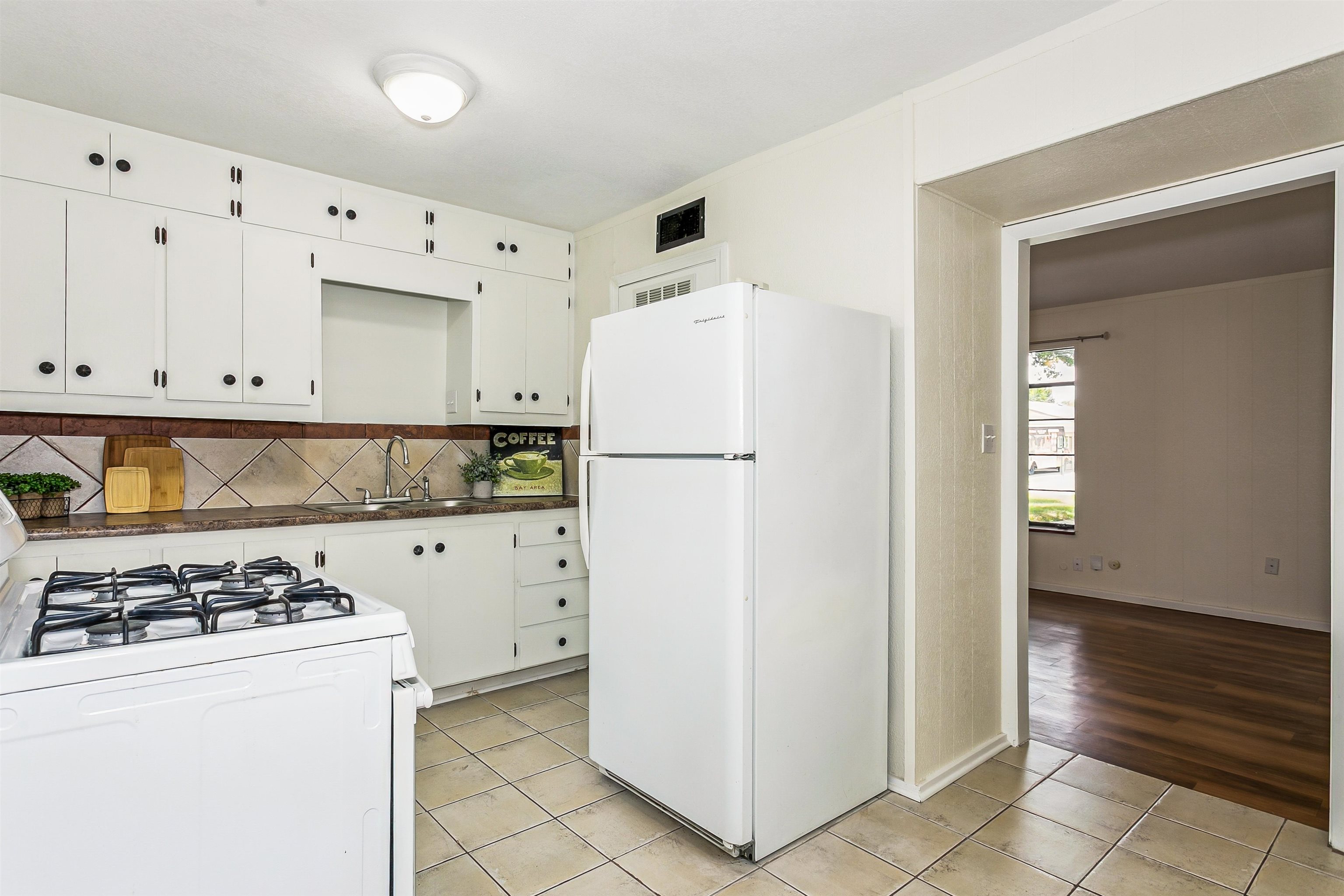 1924 S Fern Ave Property Photo 6