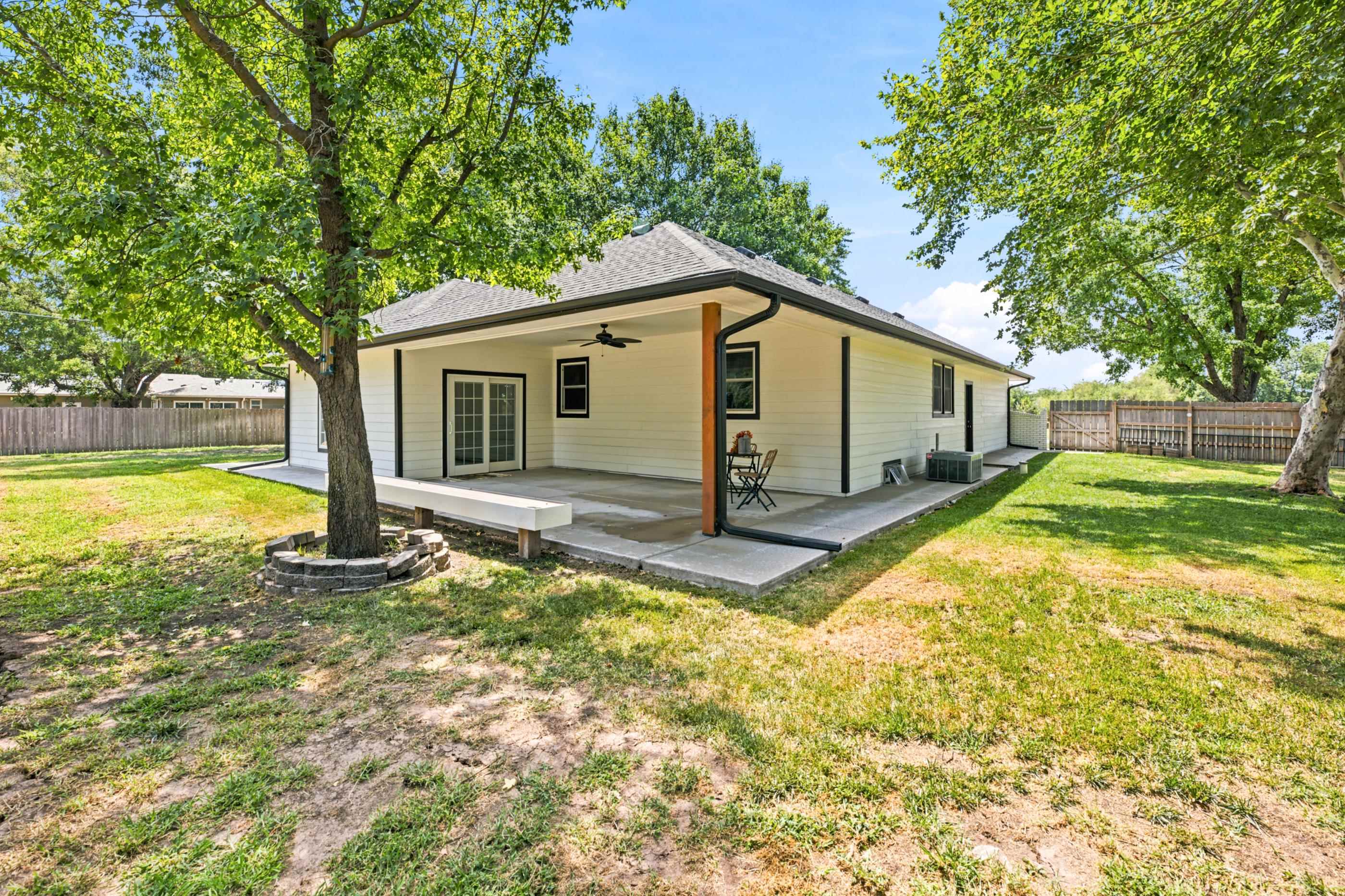 2200 W 51st St Property Photo 5