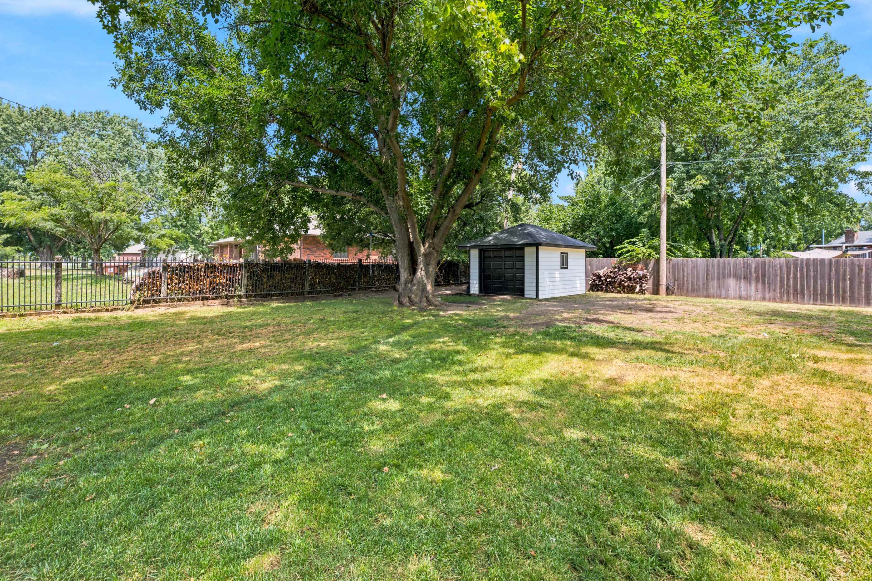 2200 W 51st St Property Photo 6