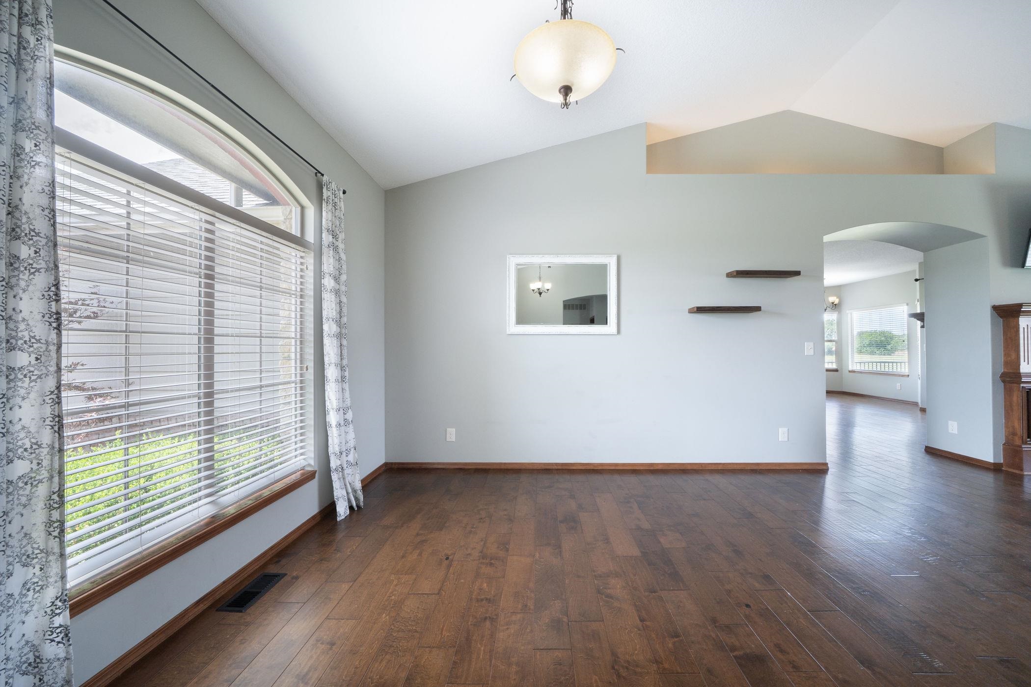 1245 N Countrywalk St Property Photo 4