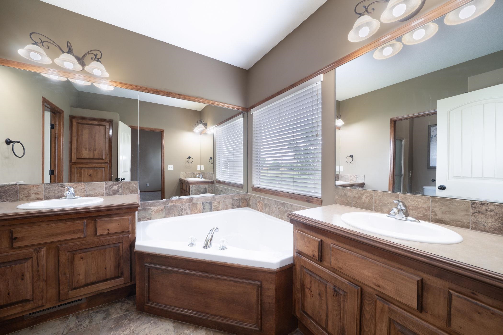 1245 N Countrywalk St Property Photo 23