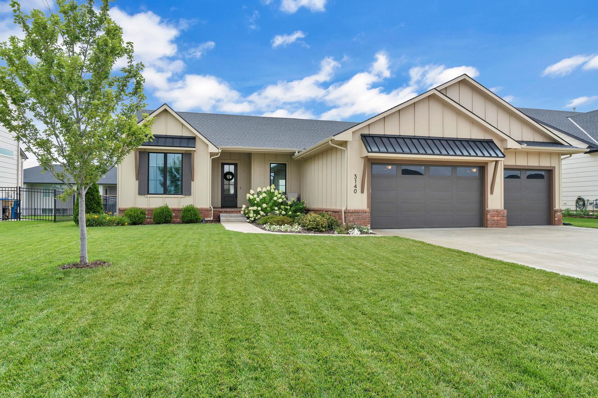 3140 N Pine Grove Cir Property Photo 1