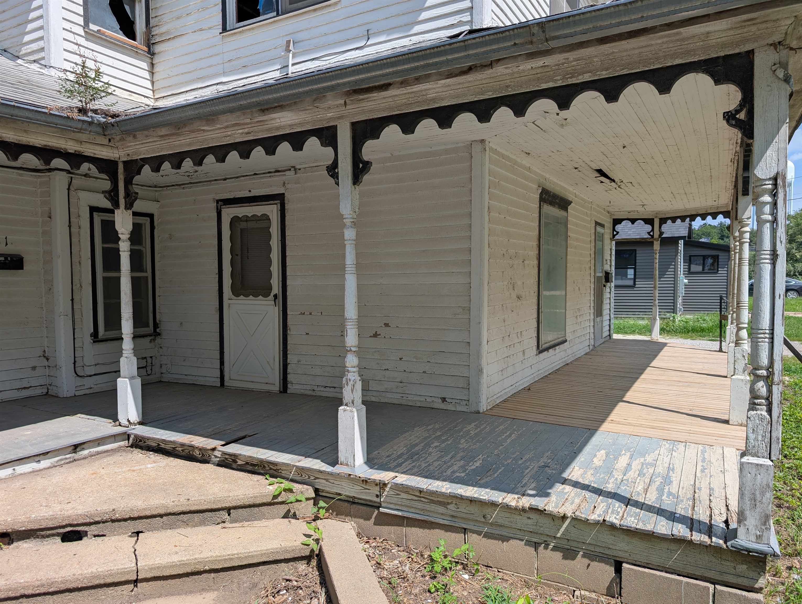 731 Bluff Property Photo 4