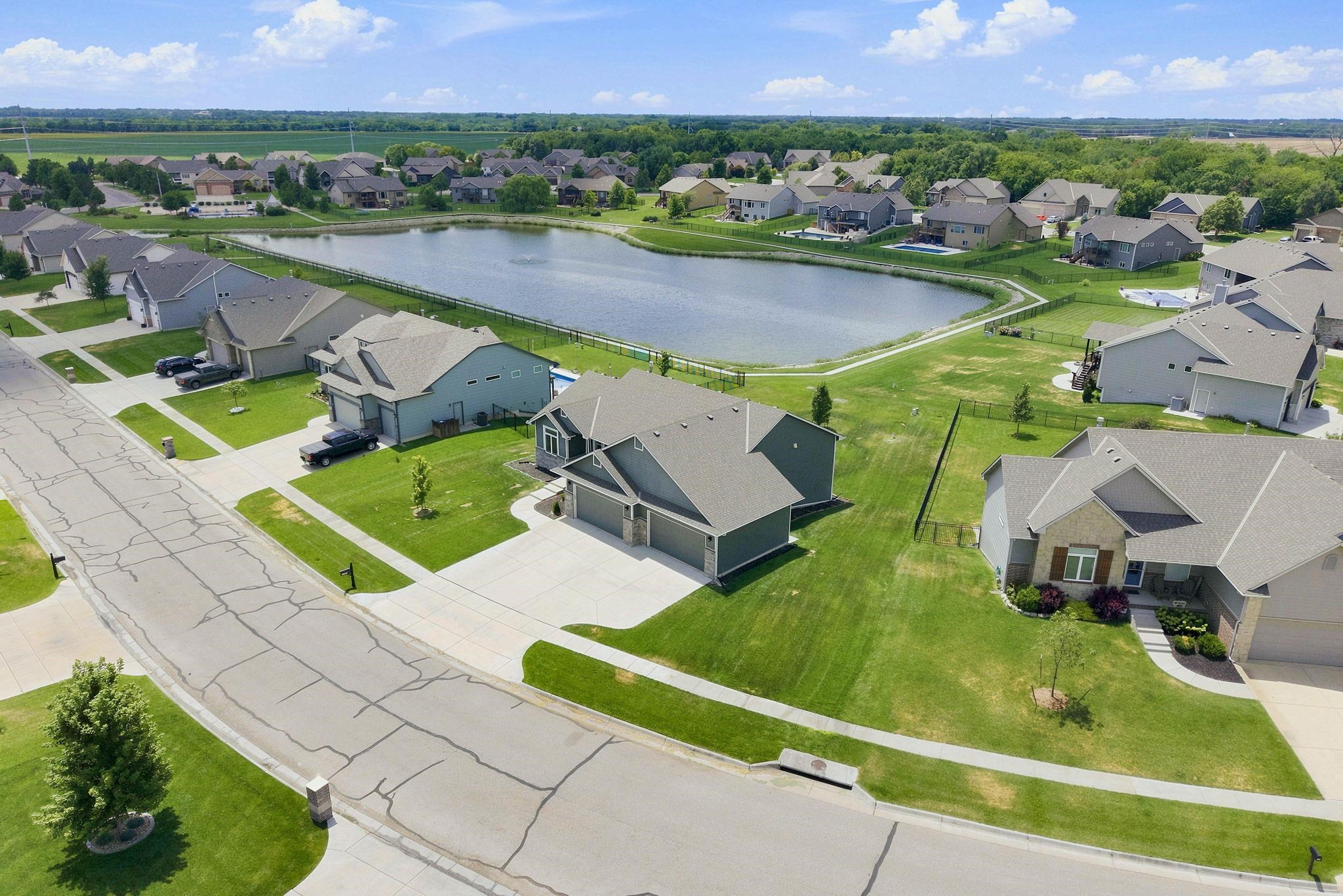 1601 N Blackstone Property Photo 3