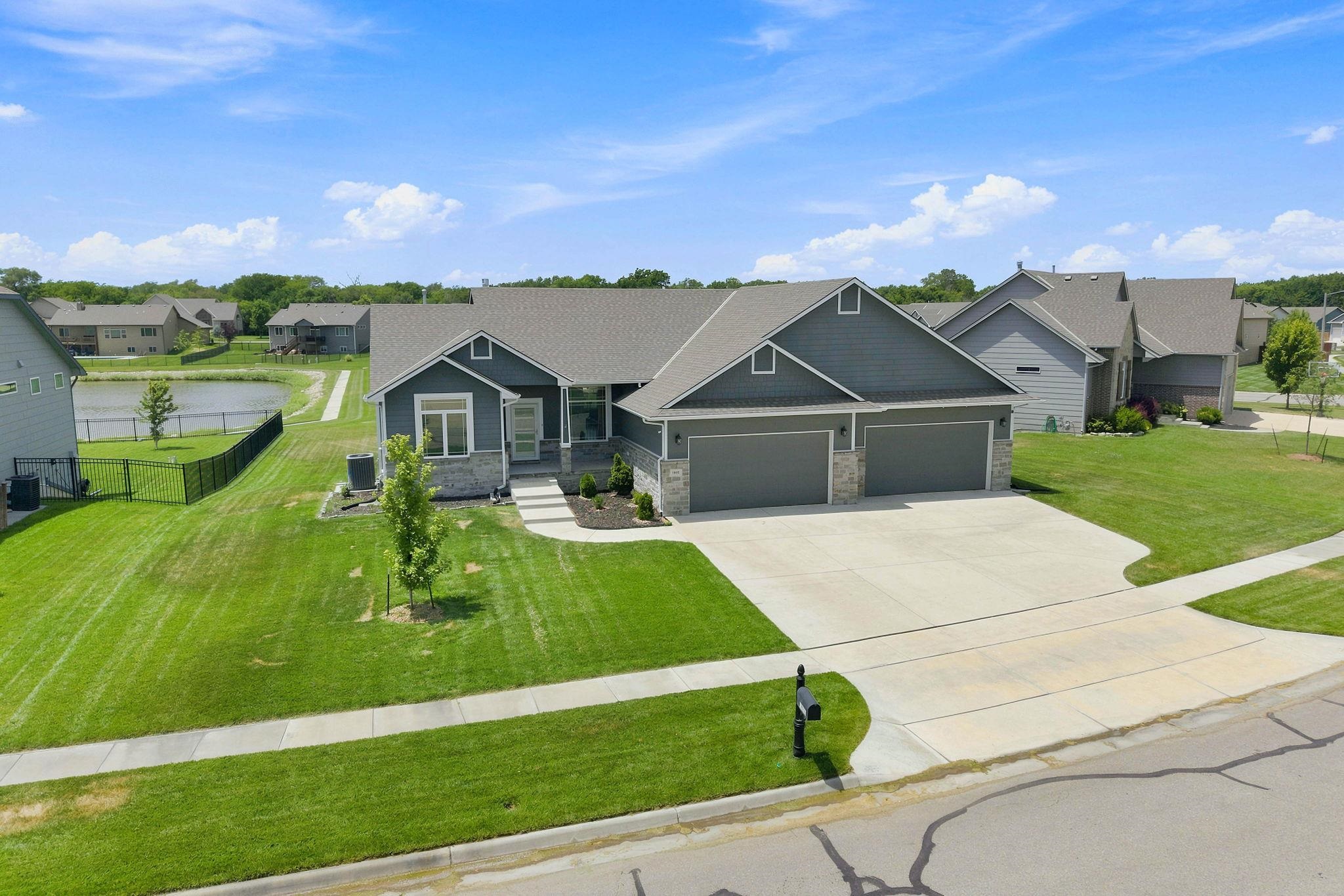 1601 N Blackstone Property Photo 4