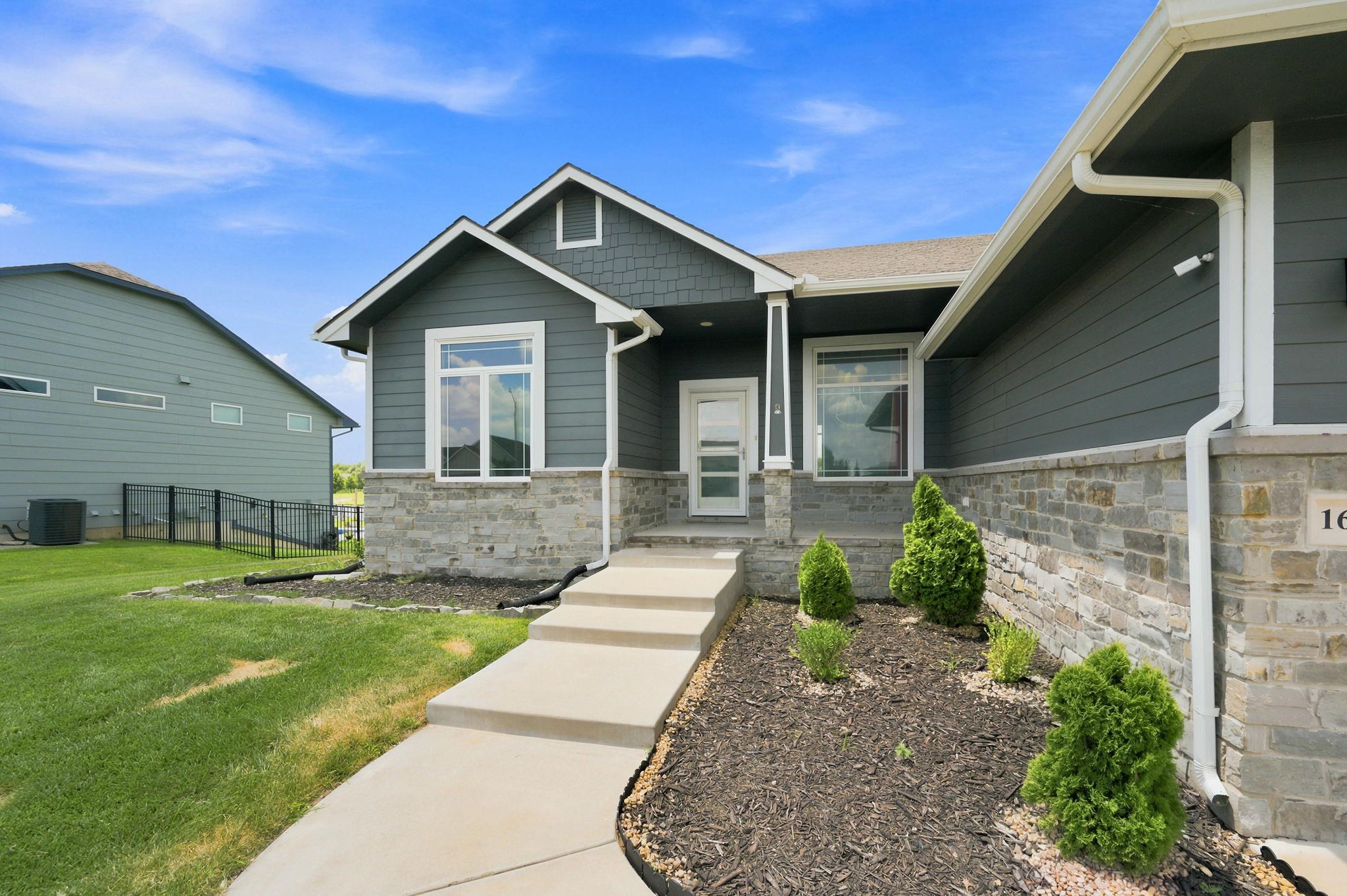 1601 N Blackstone Property Photo 5