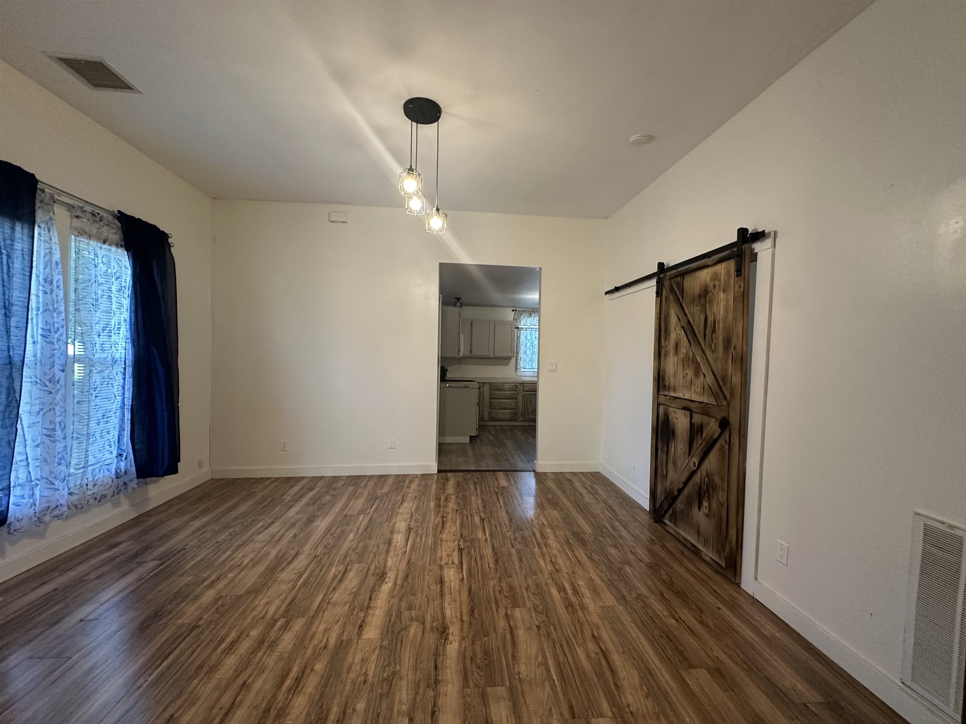 219 N Market St. Property Photo 9