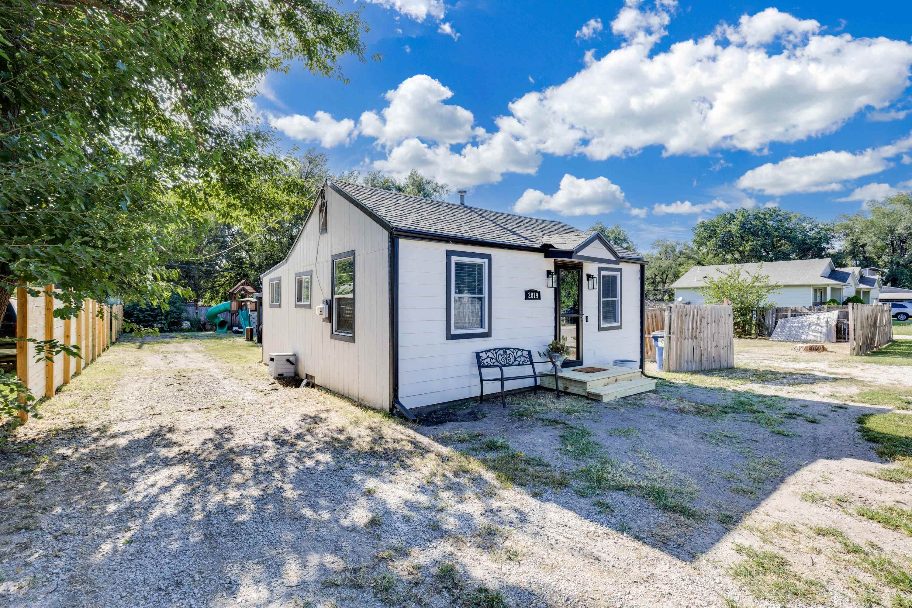 2819 N Park Place Property Photo 2