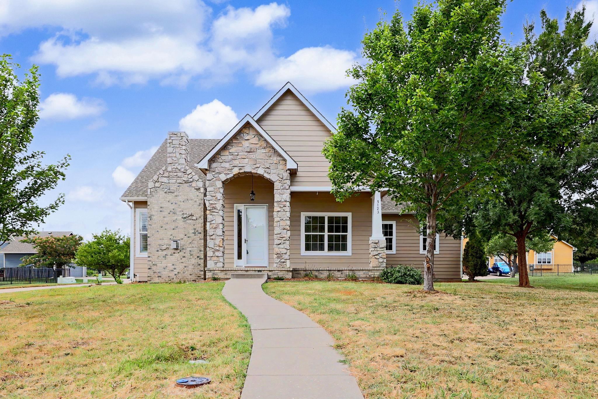 5123 N Hampton Property Photo 1