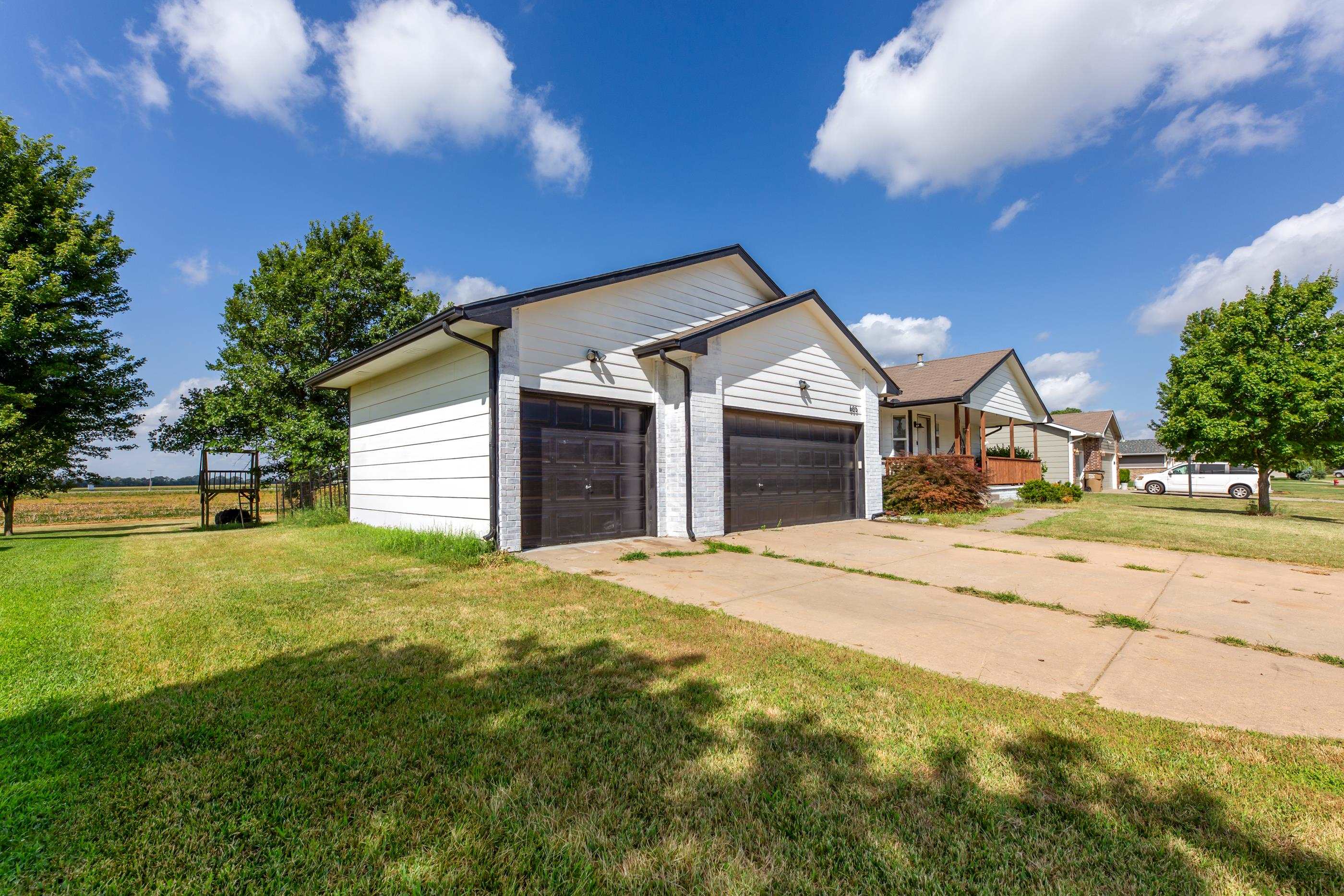 605 Clover Ln. Property Photo 3