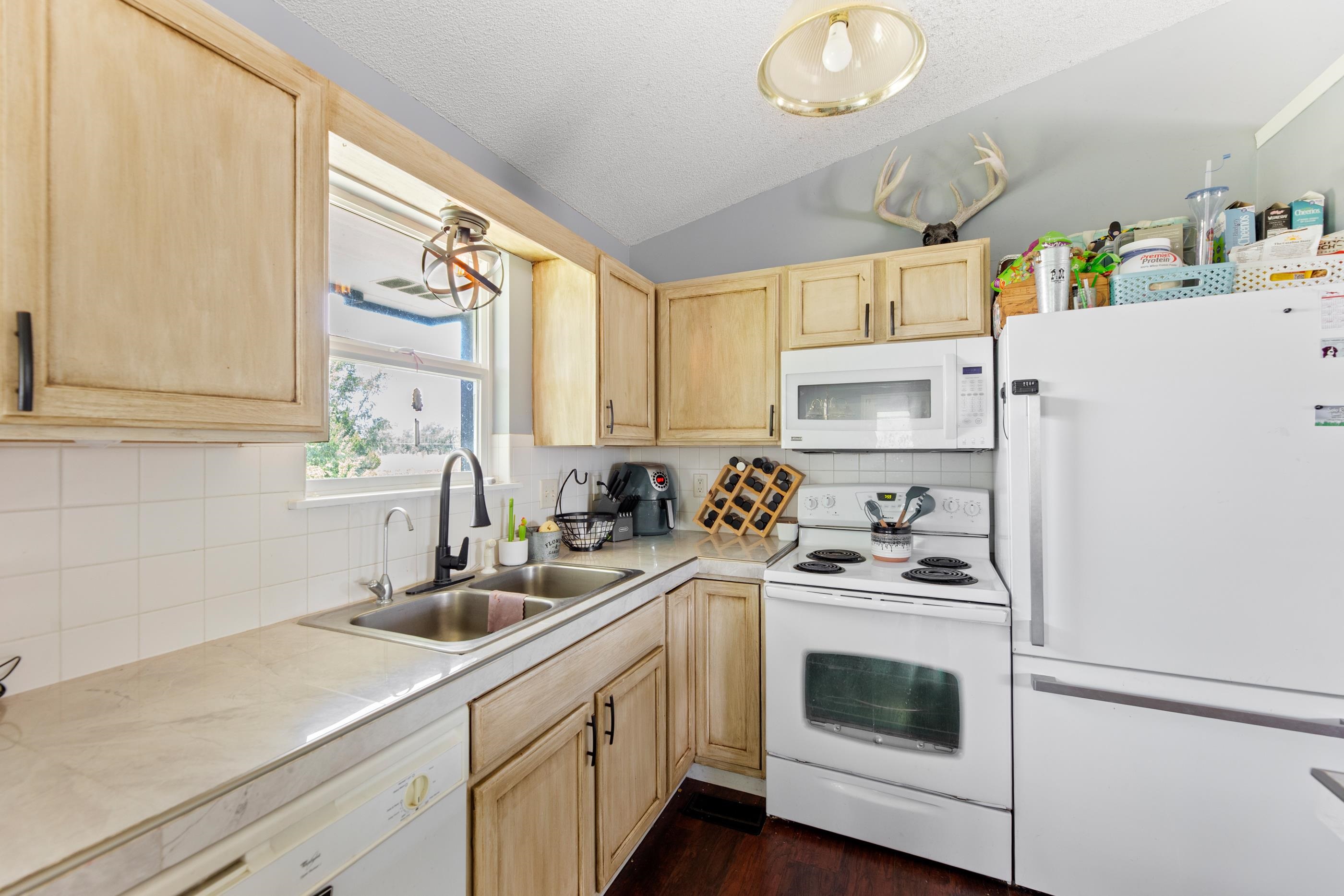 605 Clover Ln. Property Photo 12