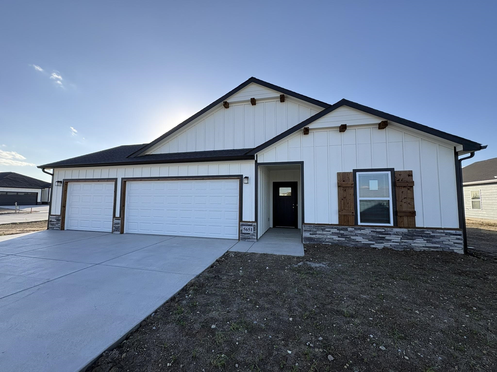 5651 Plumthicket St Property Photo 1