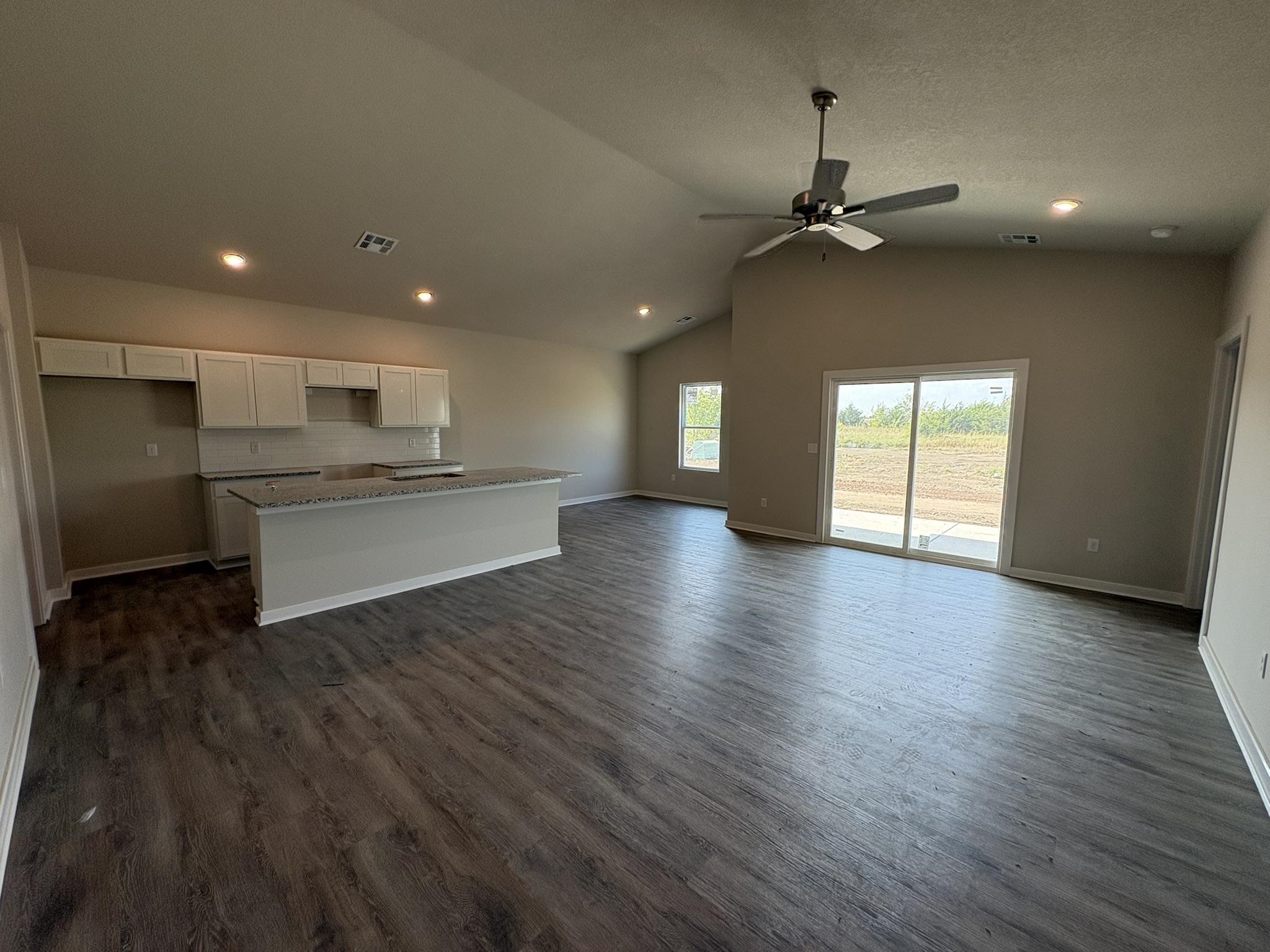 5651 Plumthicket St Property Photo 2