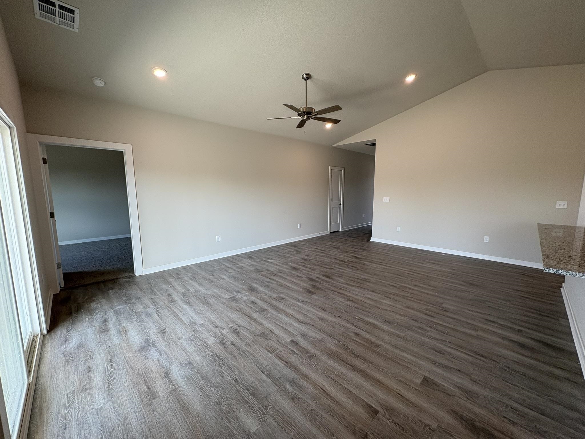 5651 Plumthicket St Property Photo 3