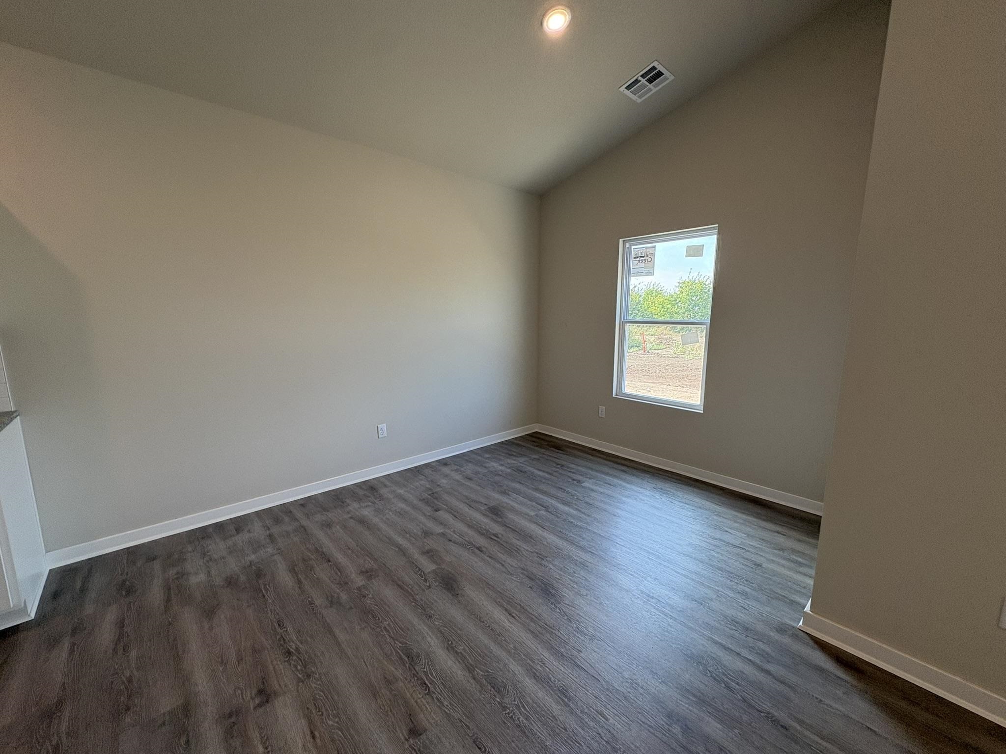 5651 Plumthicket St Property Photo 4