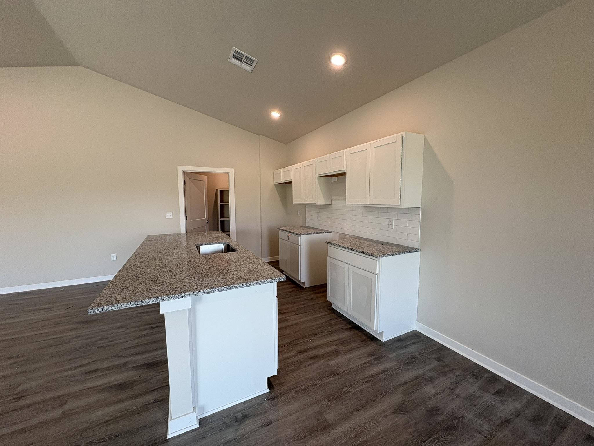 5651 Plumthicket St Property Photo 6
