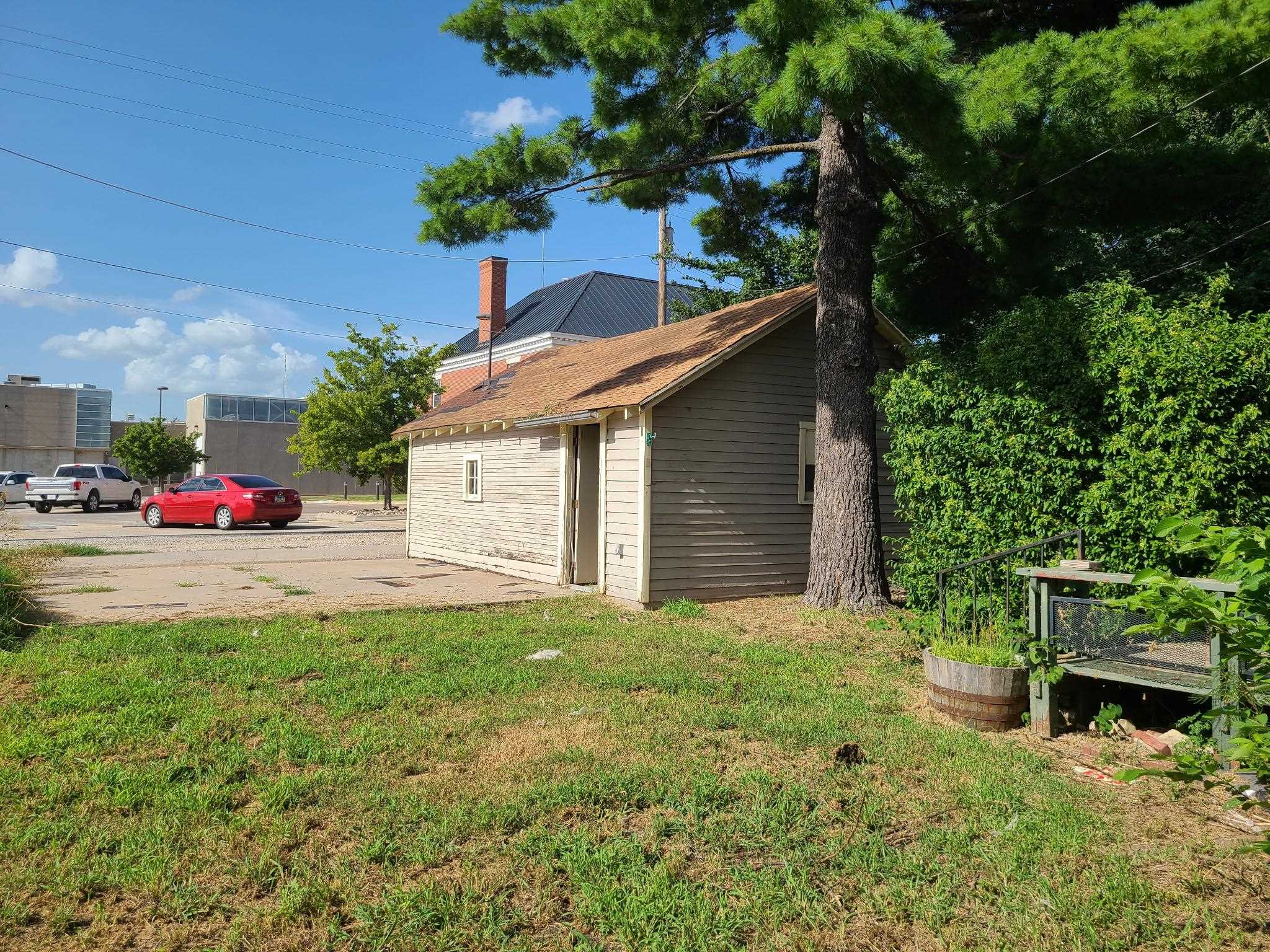 310 E 11th Property Photo 2