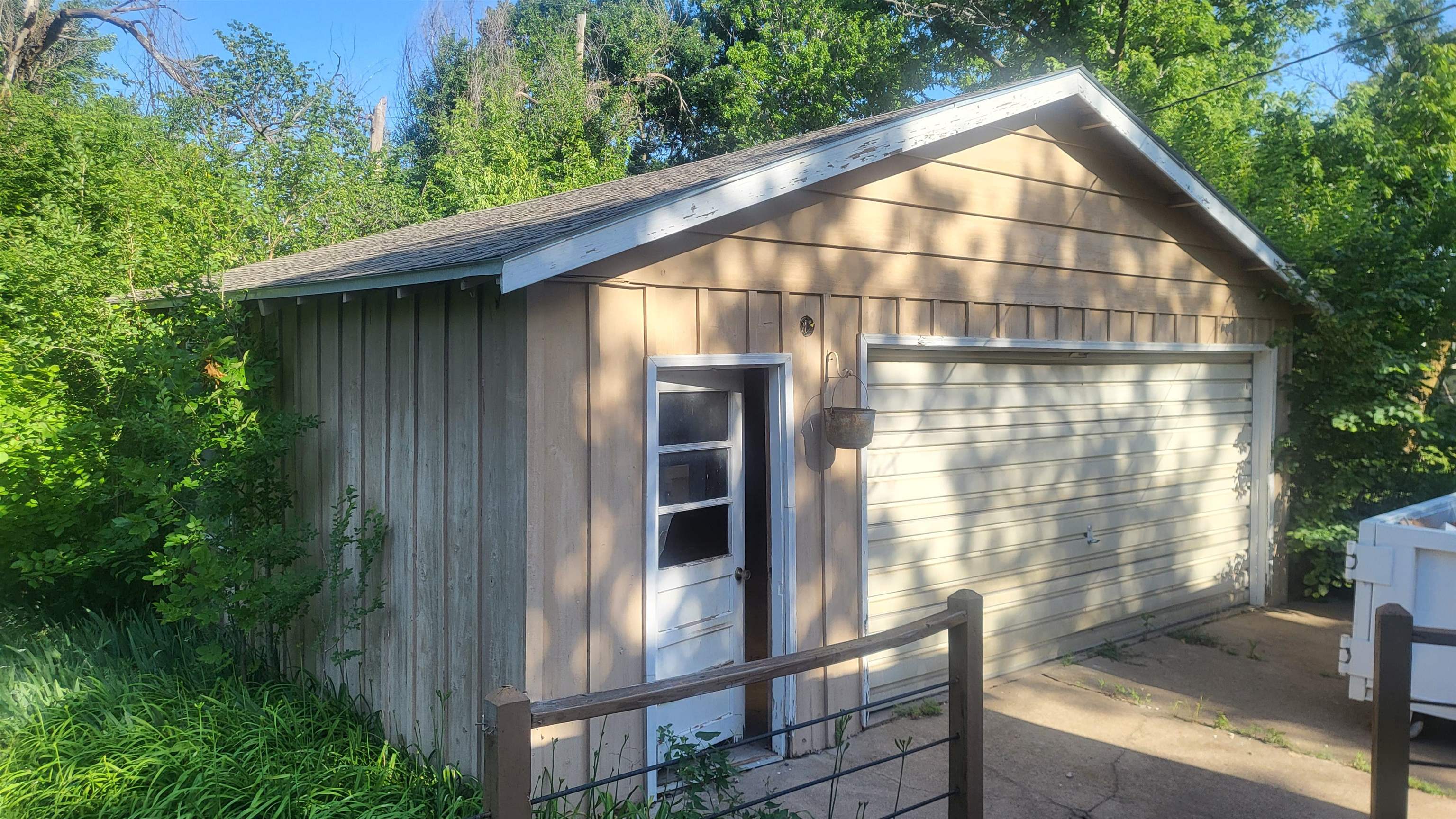 701 N Hartup Property Photo 2