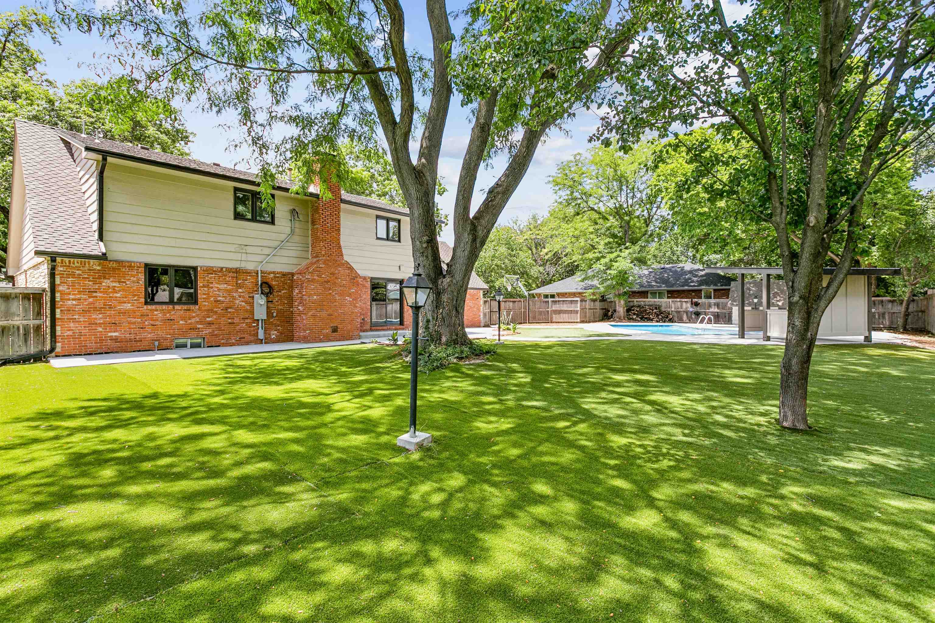 328 N Hampton Property Photo 5