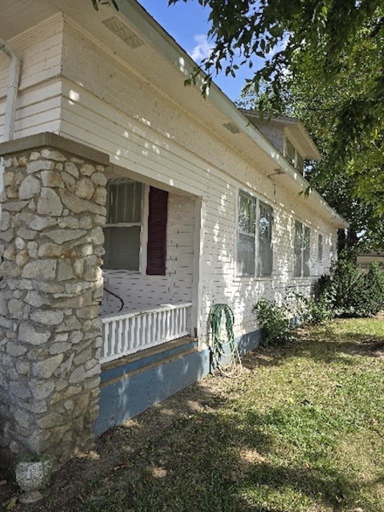 115 E 2nd Property Photo 3