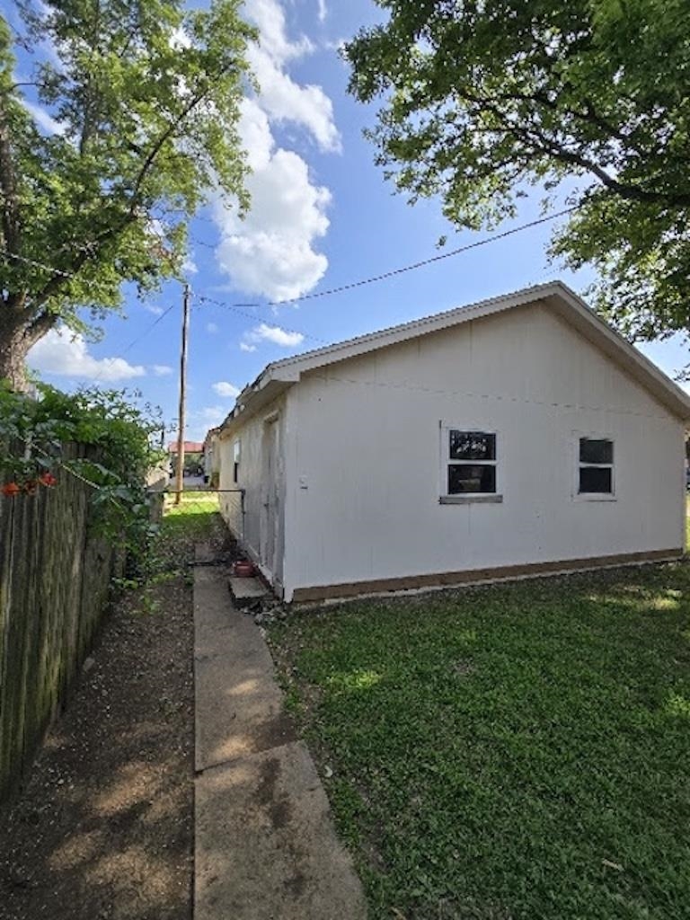 115 E 2nd Property Photo 6
