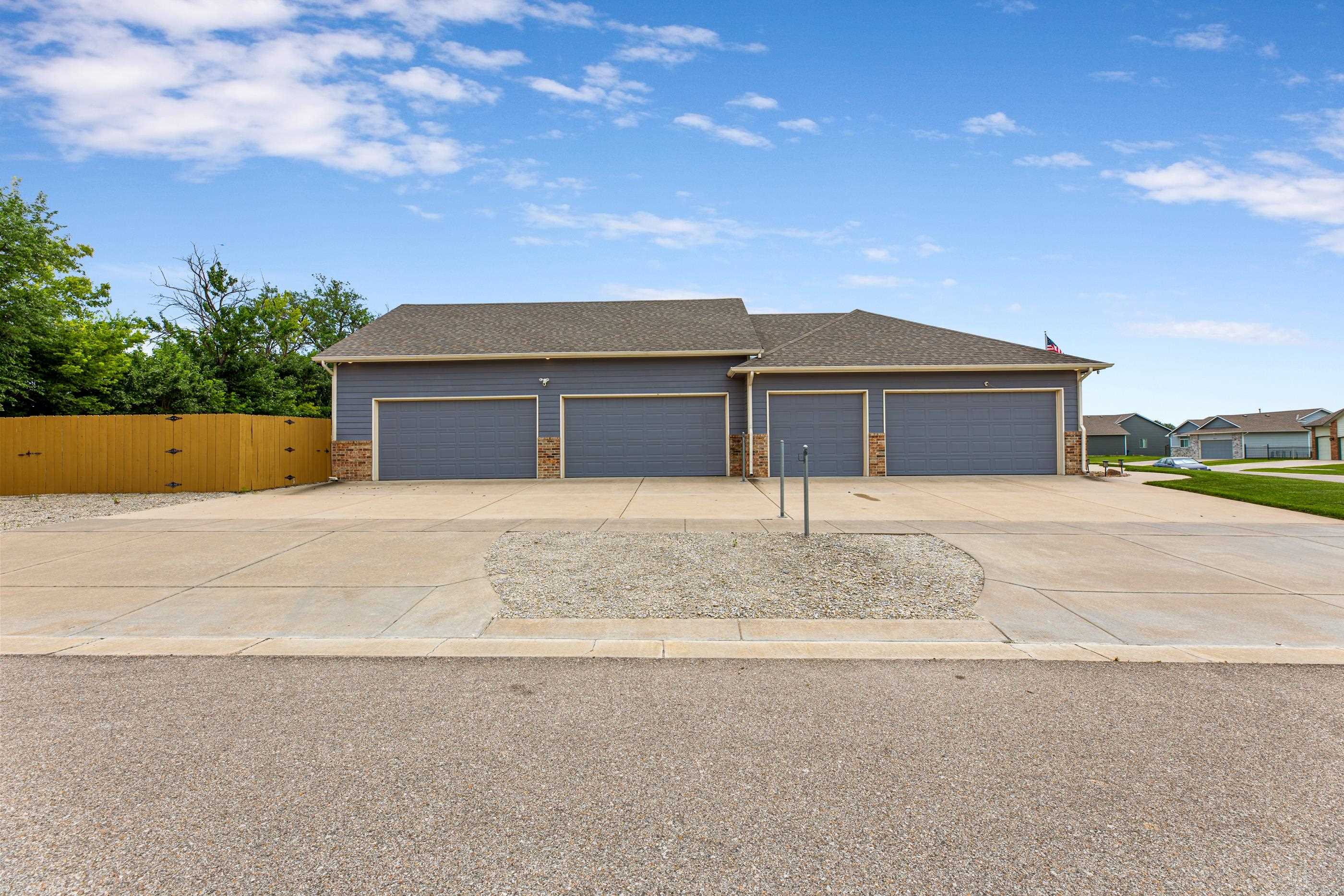 2102 S Cranbrook St Property Photo 4