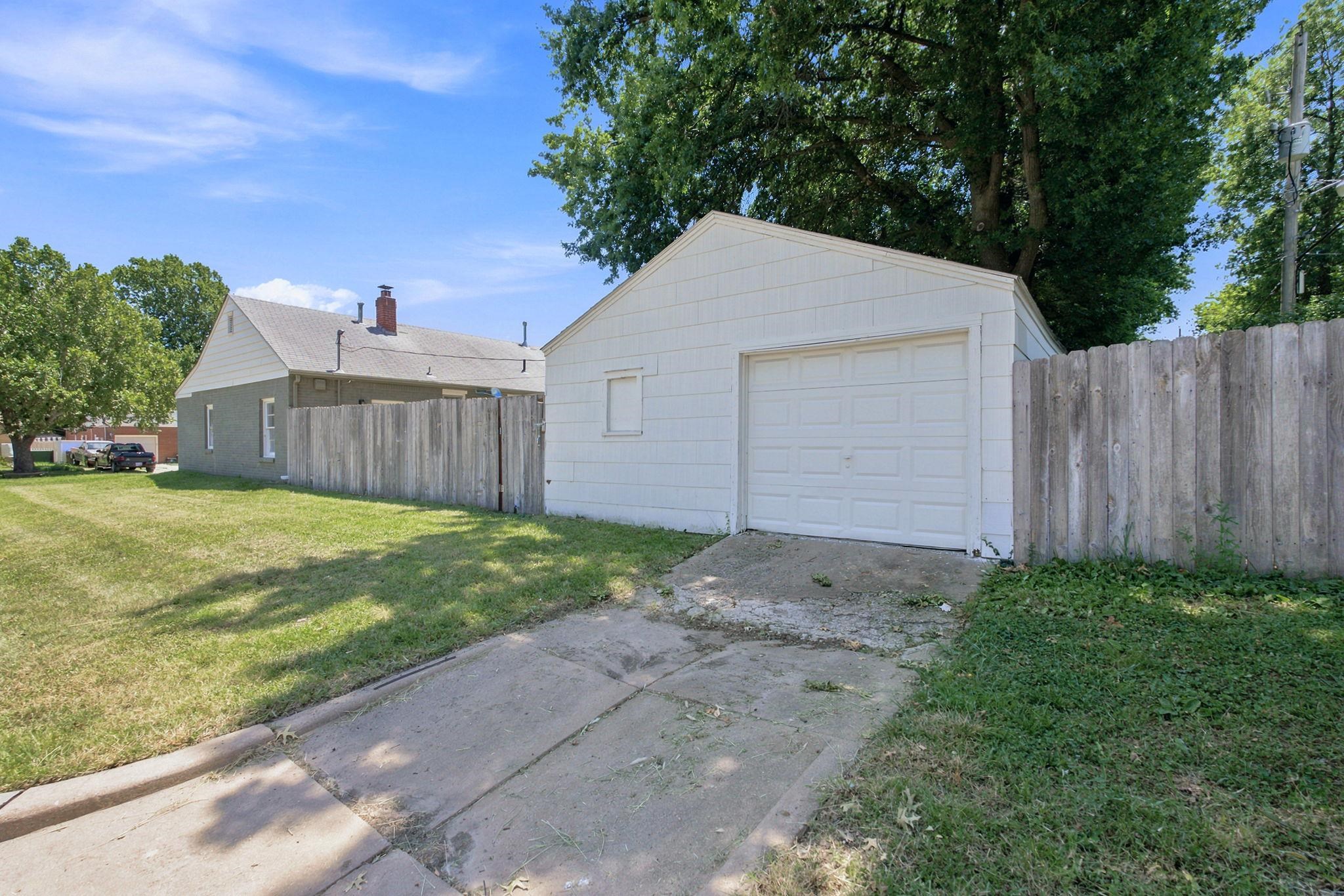 801 S Lightner Property Photo 3