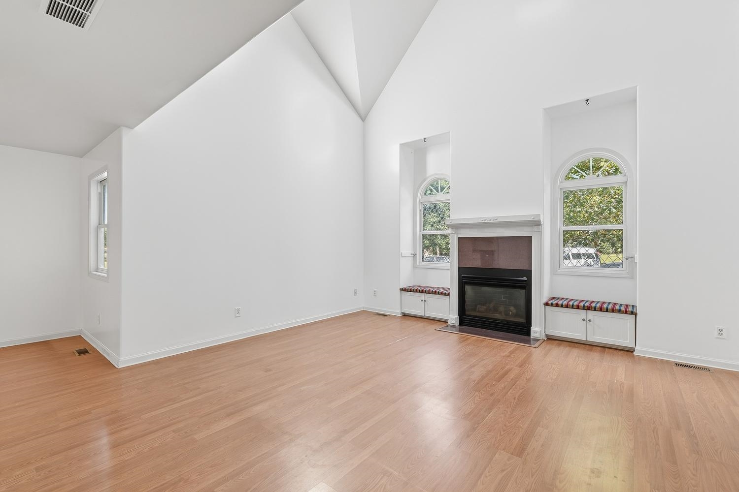 601 Scott St Property Photo 4