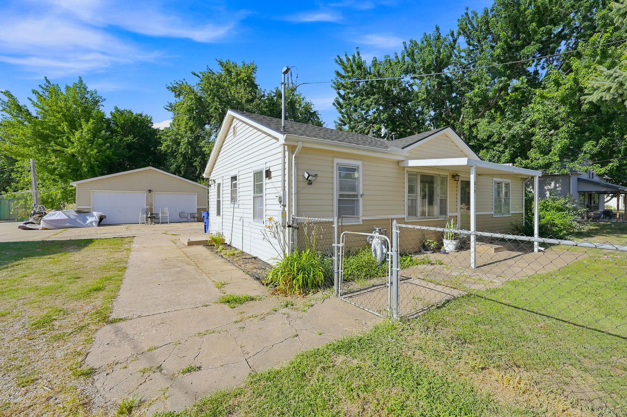 217 W Chicago Ave Property Photo 4